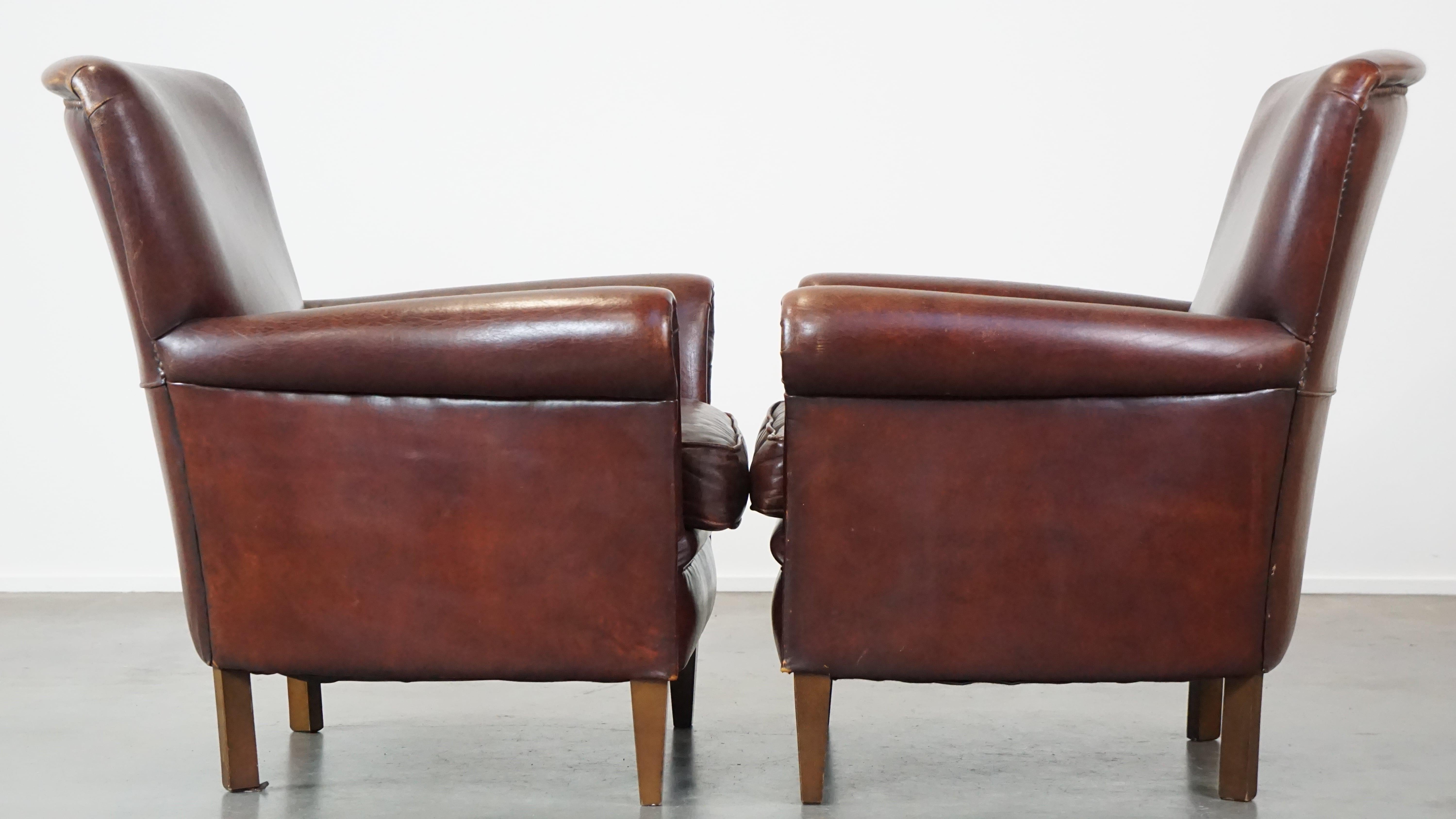 Who wouldn't enjoy a set of 2 fantastic sheepskin armchairs? Thanks to their deep color and proper finish with decorative nails, they exude stateliness and luxury. They are equipped with loose seat cushions and offer good seating comfort. After