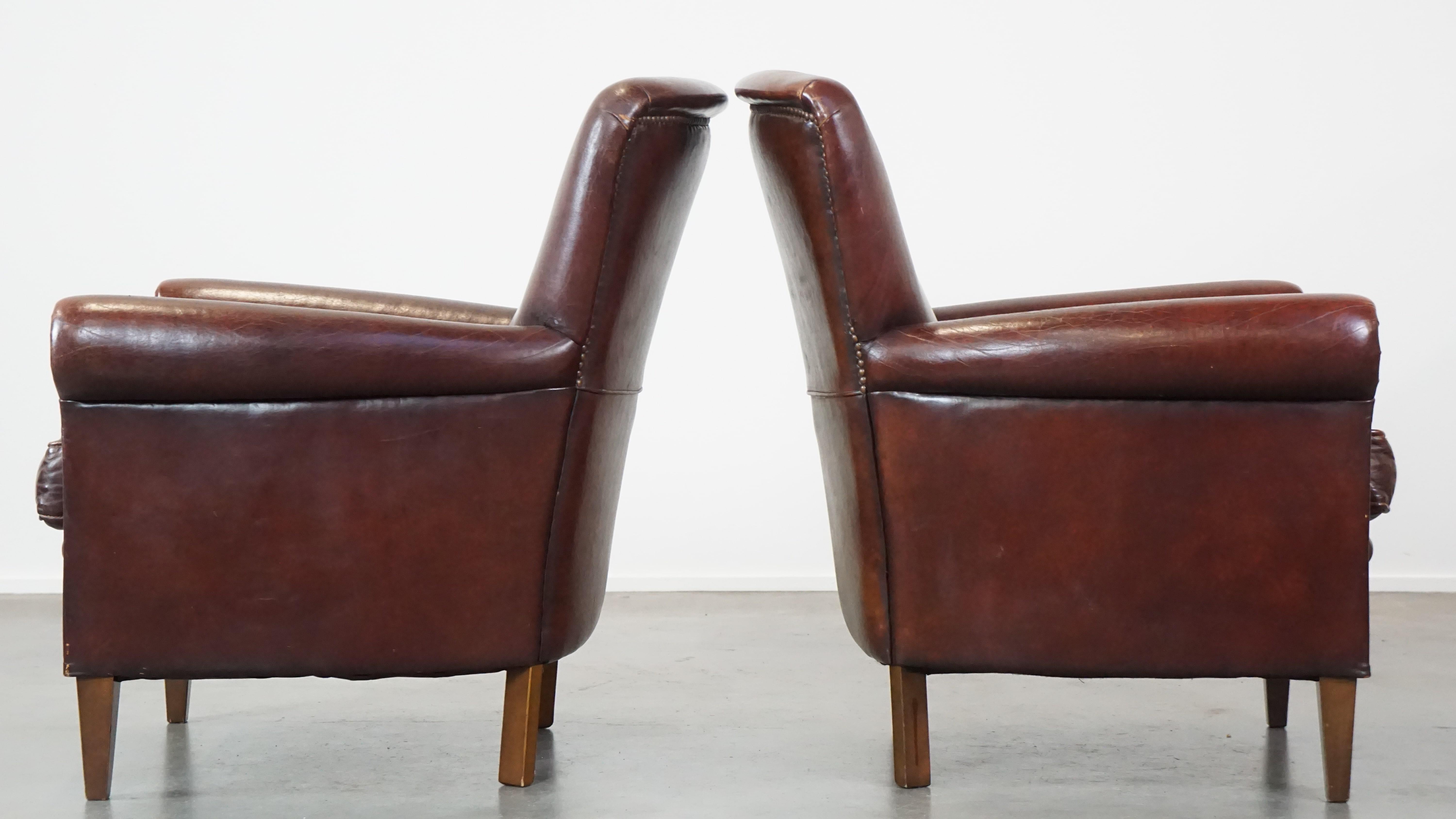 Set of 2 stately sheepskin armchairs with proper finishing with decorative nails In Good Condition For Sale In Harderwijk, NL