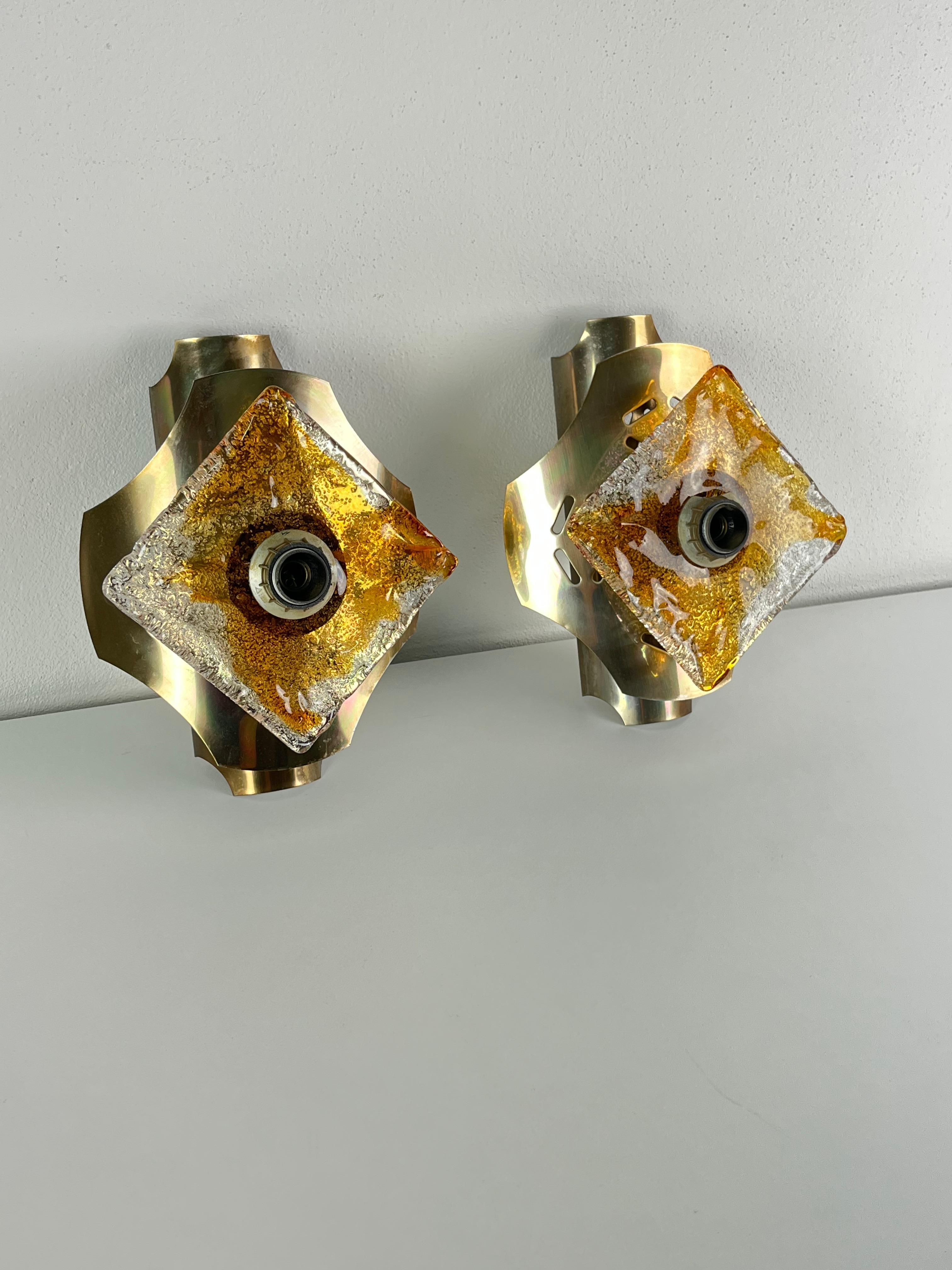 Ensemble de 2 appliques en acier et verre de Murano attribuées à Toni Zuccheri pour Steele, années 1960
Verre intact.
Bon état.
Lampes E14.

Nous garantissons un envoi immédiat et assuré avec un emballage adéquat et un transporteur de confiance.