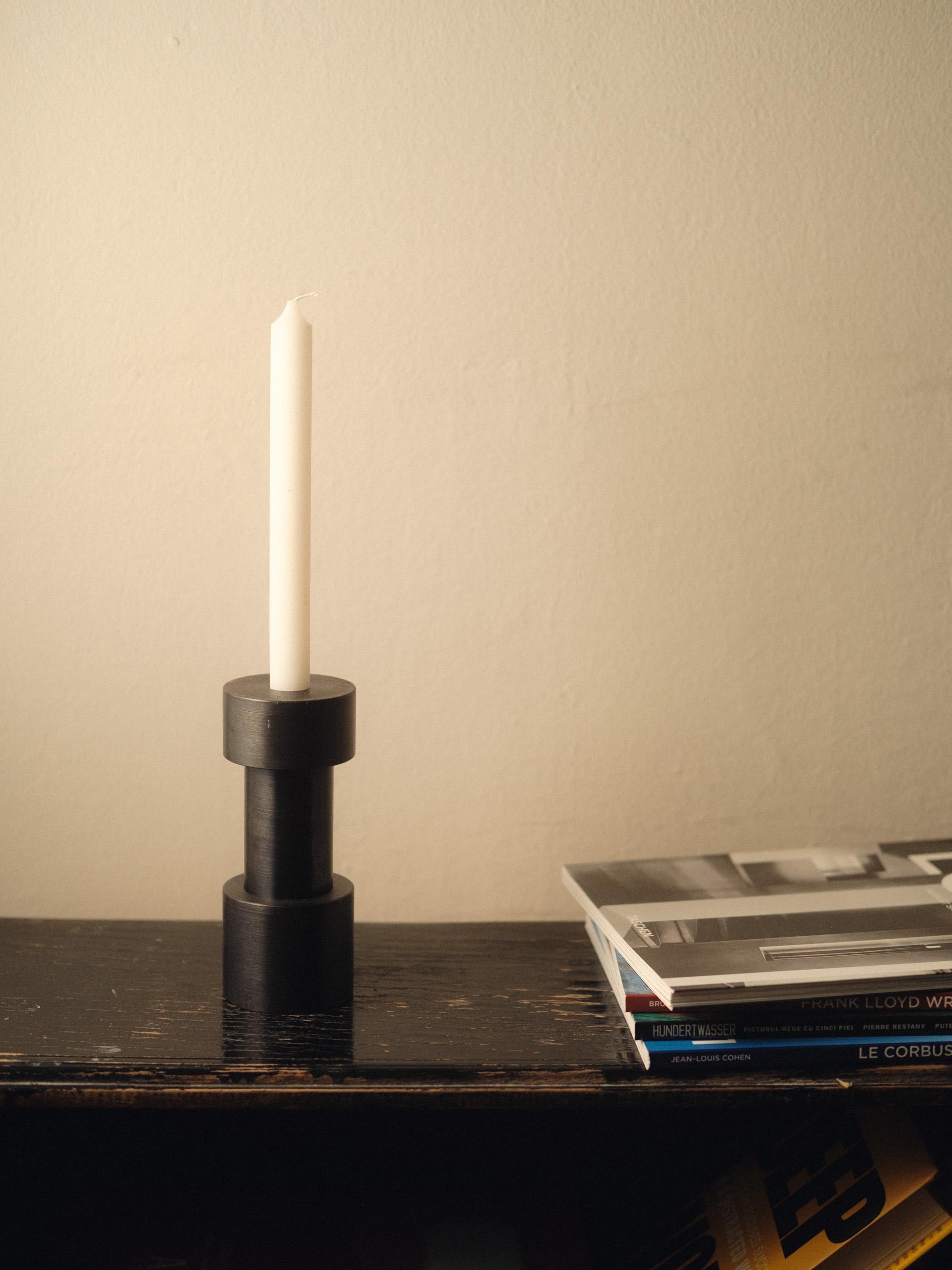 2er Set Kerzenständer aus Stahl von Radu Abraham im Zustand „Neu“ im Angebot in Geneve, CH