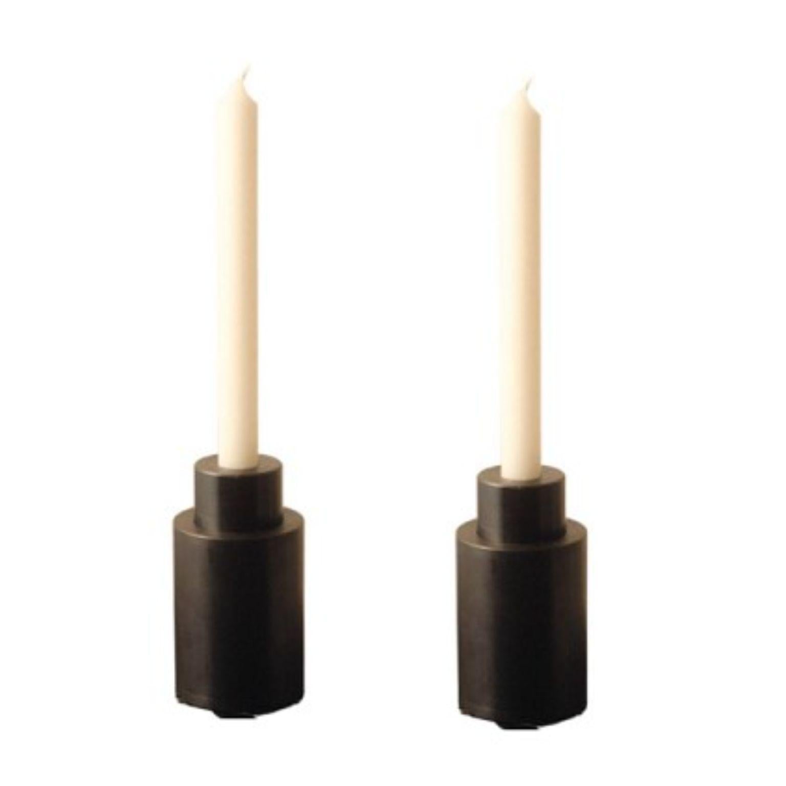 Set di 2 portacandele in acciaio di Radu Abraham
Materiali: acciaio
Dimensioni: D. 6 x H. 10 cm

Portacandele in 2 pezzi; può essere utilizzato con diversi tipi di candele o con una pastiglia standard; se staccato dall'altro, ogni elemento può