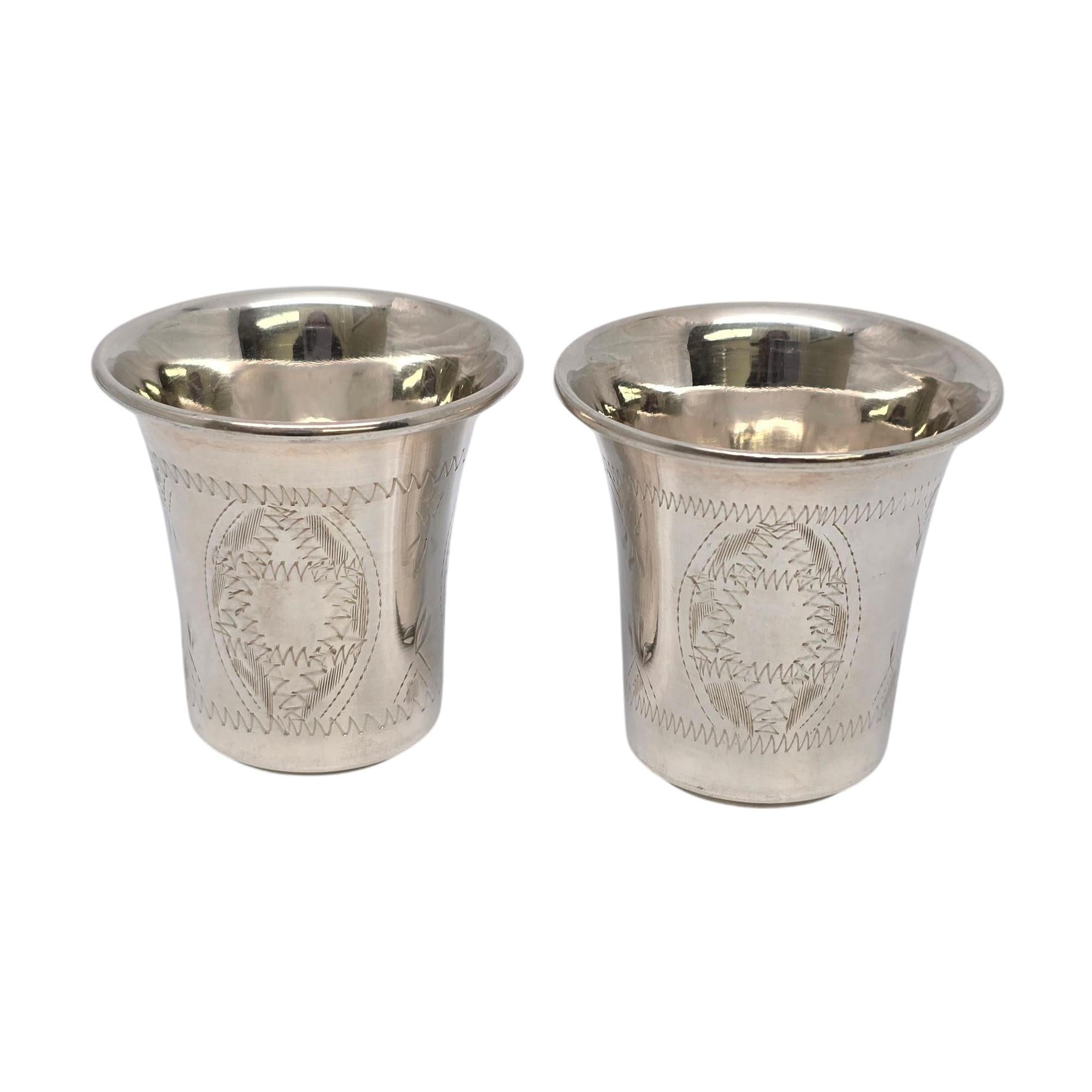 Set di 2 tazze da kiddush in argento sterling.

Il monogramma sembra essere S (vedi foto).

Piccole tazze con bellissimi disegni incisi a taglio brillante intorno alla tazza, tra cui la Stella di David.

Misura circa 1,5/8
