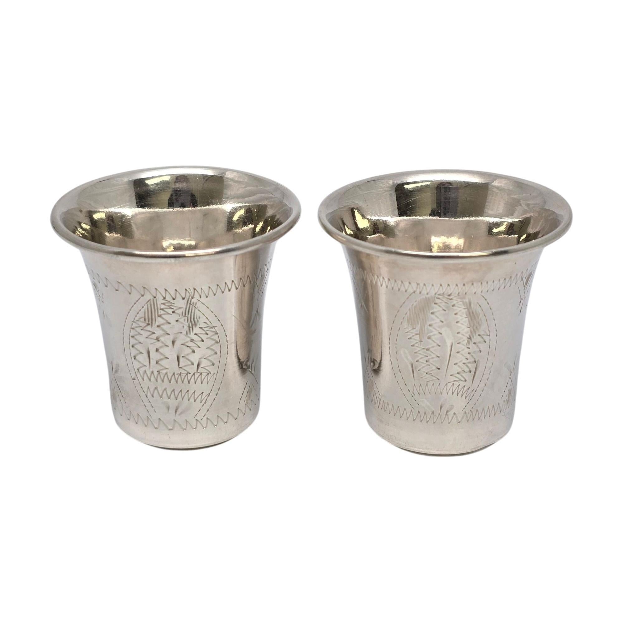Set di 2 tazze Kiddush/Shot in argento con incisione #21020 In condizioni buone in vendita a Washington Depot, CT