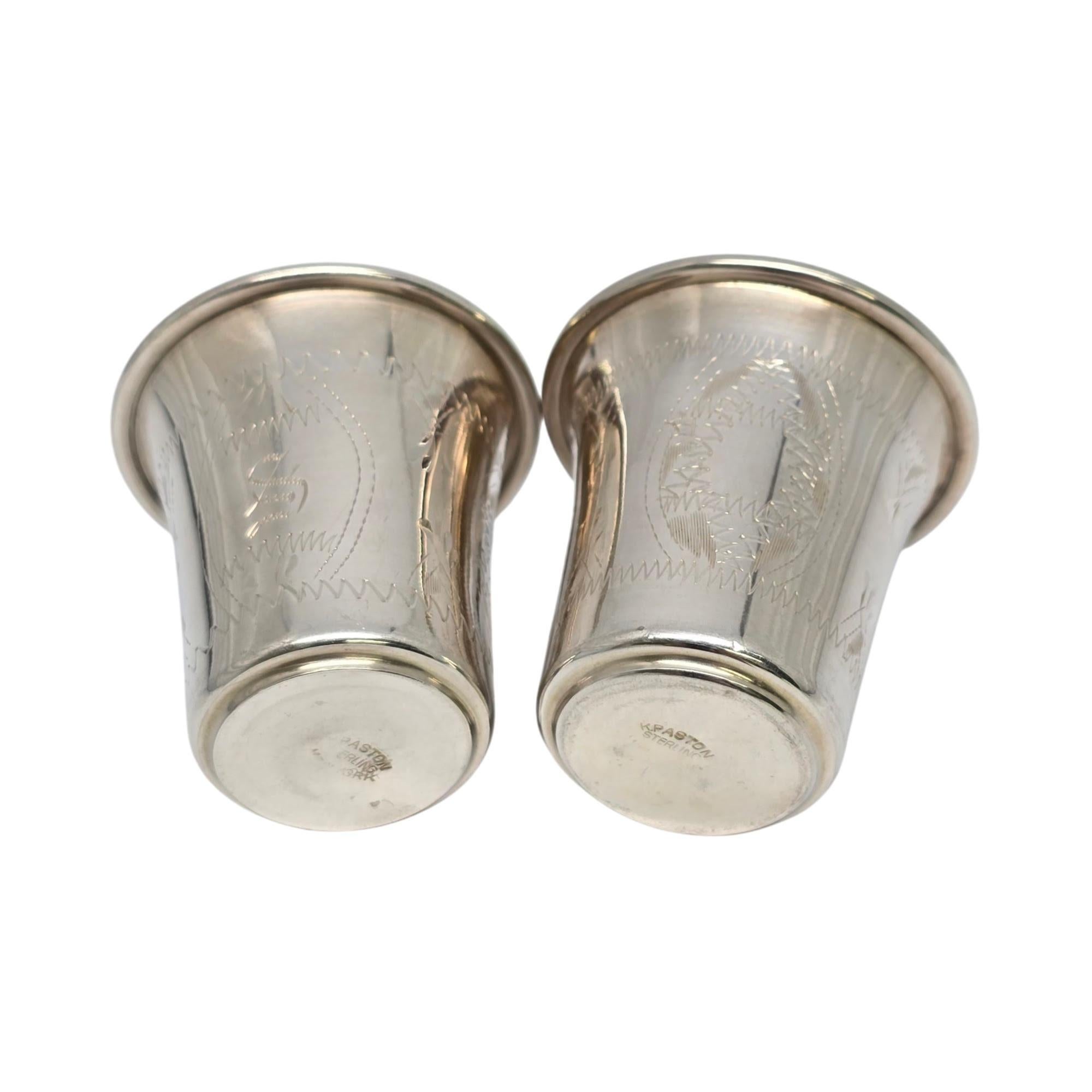 Set di 2 tazze Kiddush/Shot in argento con incisione #21020 in vendita 1