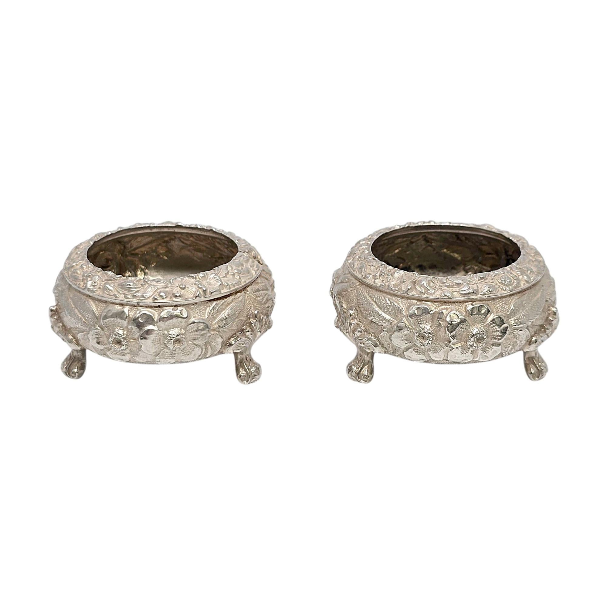 Un ensemble de 2 salières en argent sterling Kirk-Stieff et 2 cuillères Kirk & Son avec monogramme.

Le Monogramme semble être AAL (sur les deux caves et sur une cuillère, l'autre cuillère n'a pas de monogramme ou de gravure).

Un magnifique motif