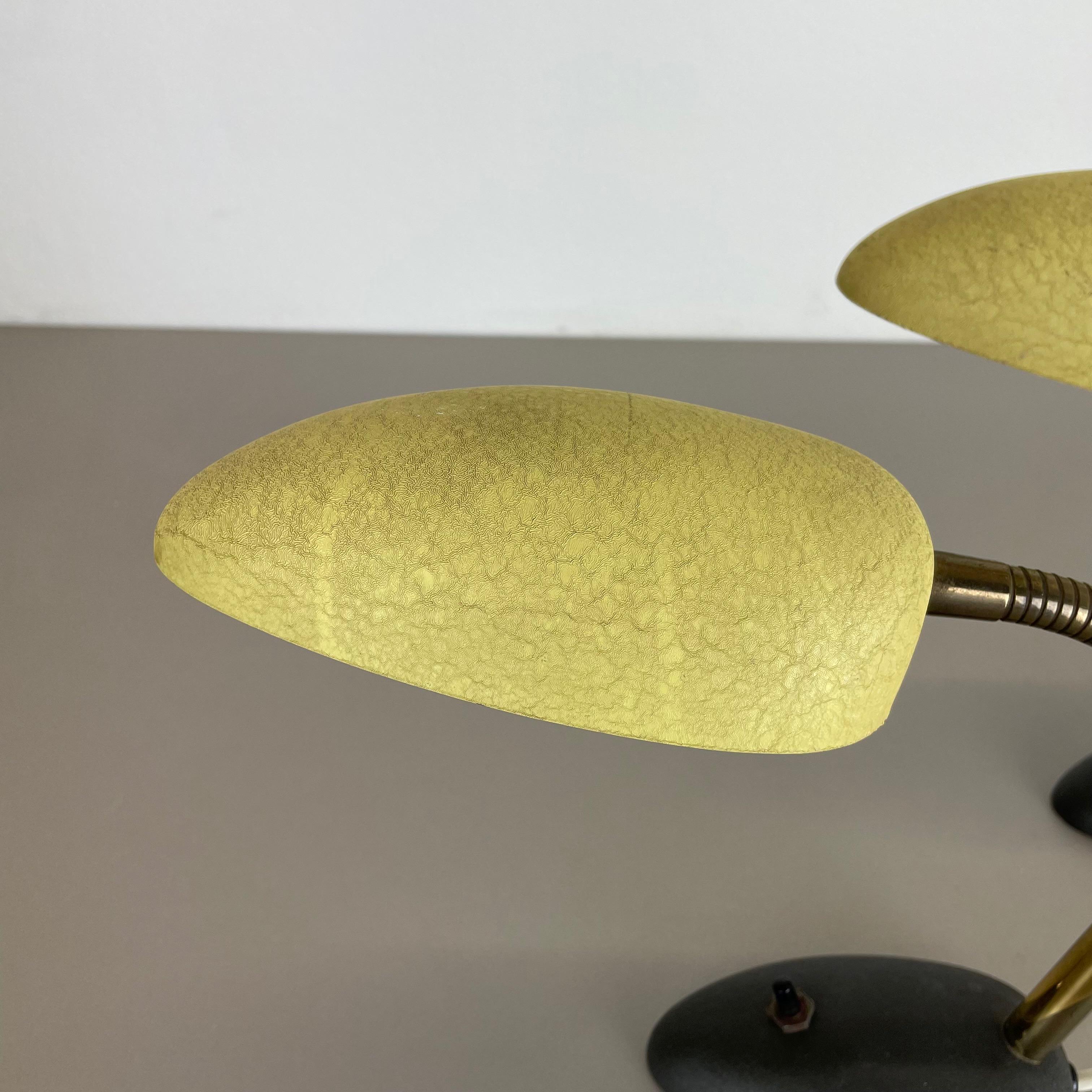 ensemble de 2 lampes de table spoutnik jaune + noir de style Auböck Stilnovo, Italie, années 1950 en vente 1