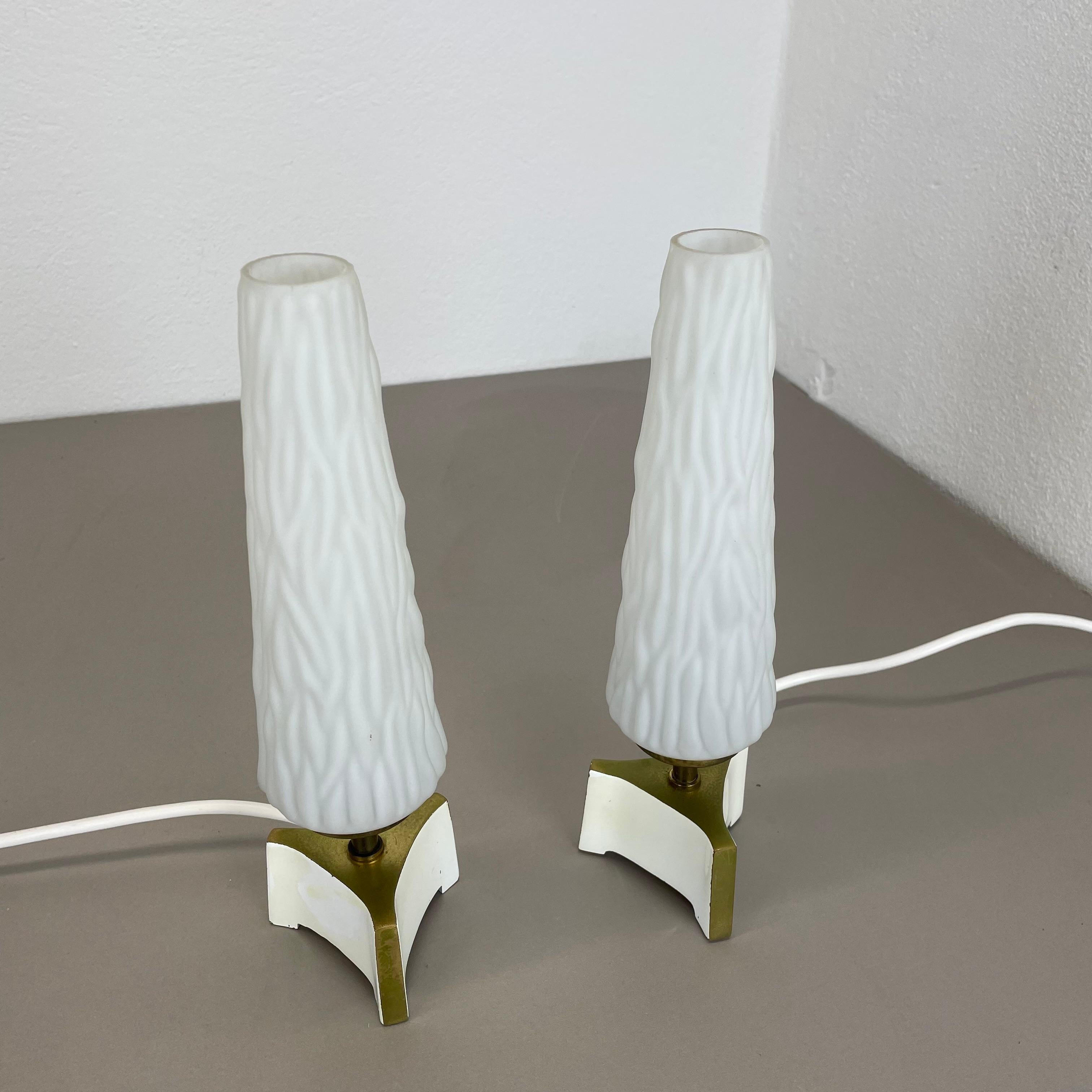 Artikel:

Modernistische Tischleuchte aus Glas und Messing, 2 Stück


Herkunft:

Italien


Jahrzehnt:

1950s





Diese originelle Vintage-Leuchte wurde in den 1950er Jahren in Italien entworfen und hergestellt. Die Leuchte besteht aus einem