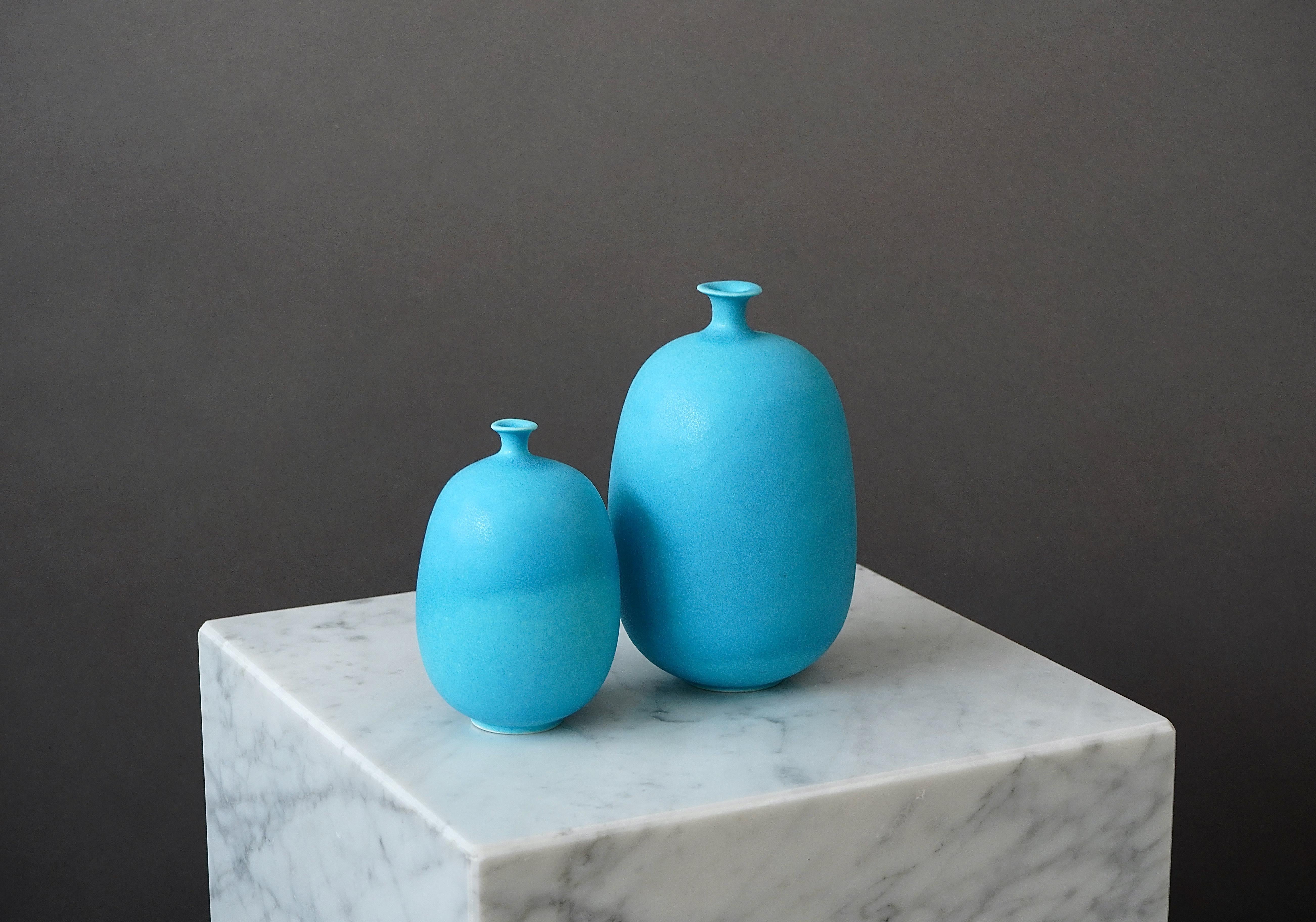 Un ensemble de 2 beaux vases en grès avec une glaçure étonnante.
Fabriqué par Inger Persson pour Rorstrand, Suède, années 1980.

Bon état. Quelques taches noires dans la glaçure.
Signature incisée 