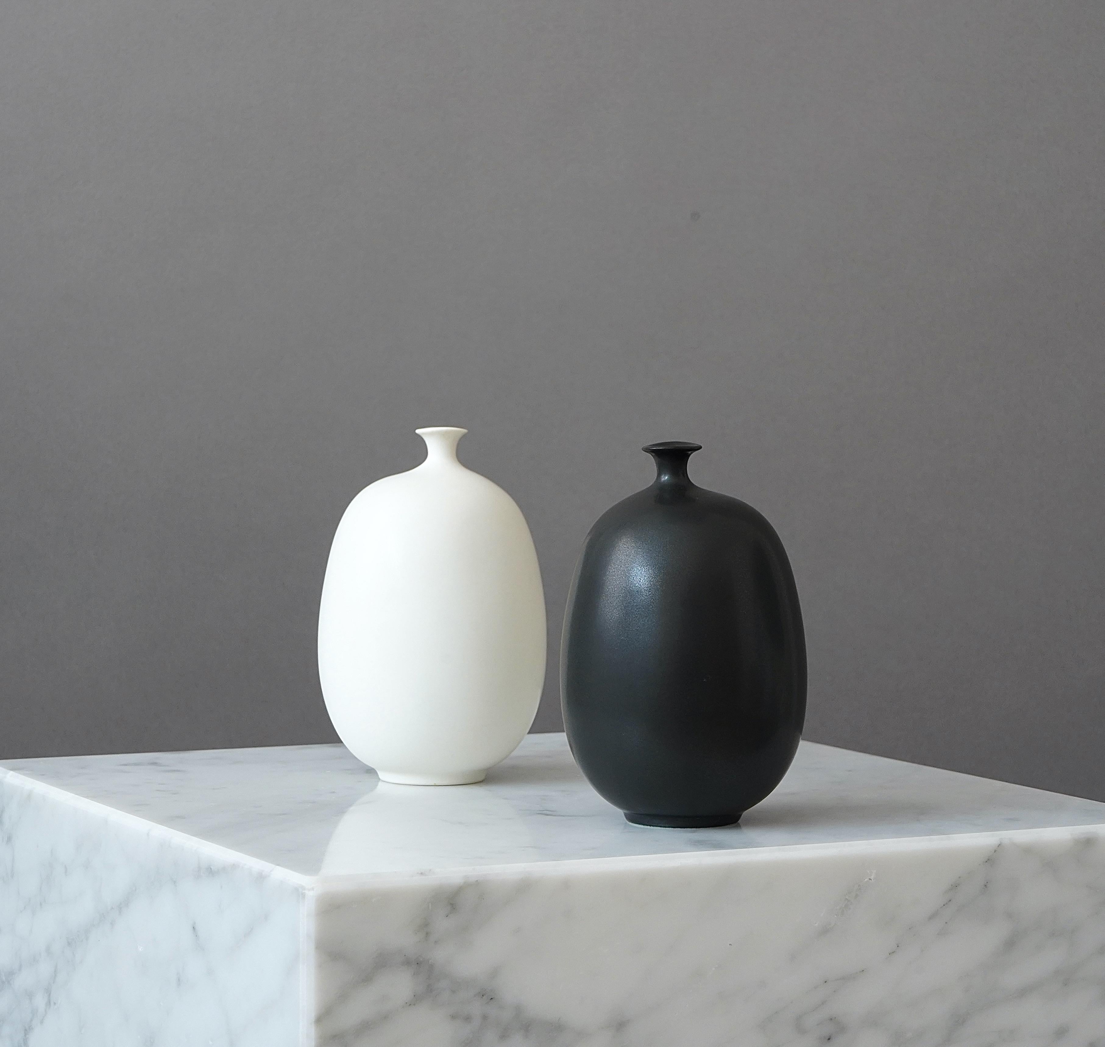 Un ensemble de 2 magnifiques vases en grès avec une glaçure étonnante.
Fabriqué par Inger Persson pour Rorstrand, Suède, années 1980.

Excellent état. 
Signature incisée 