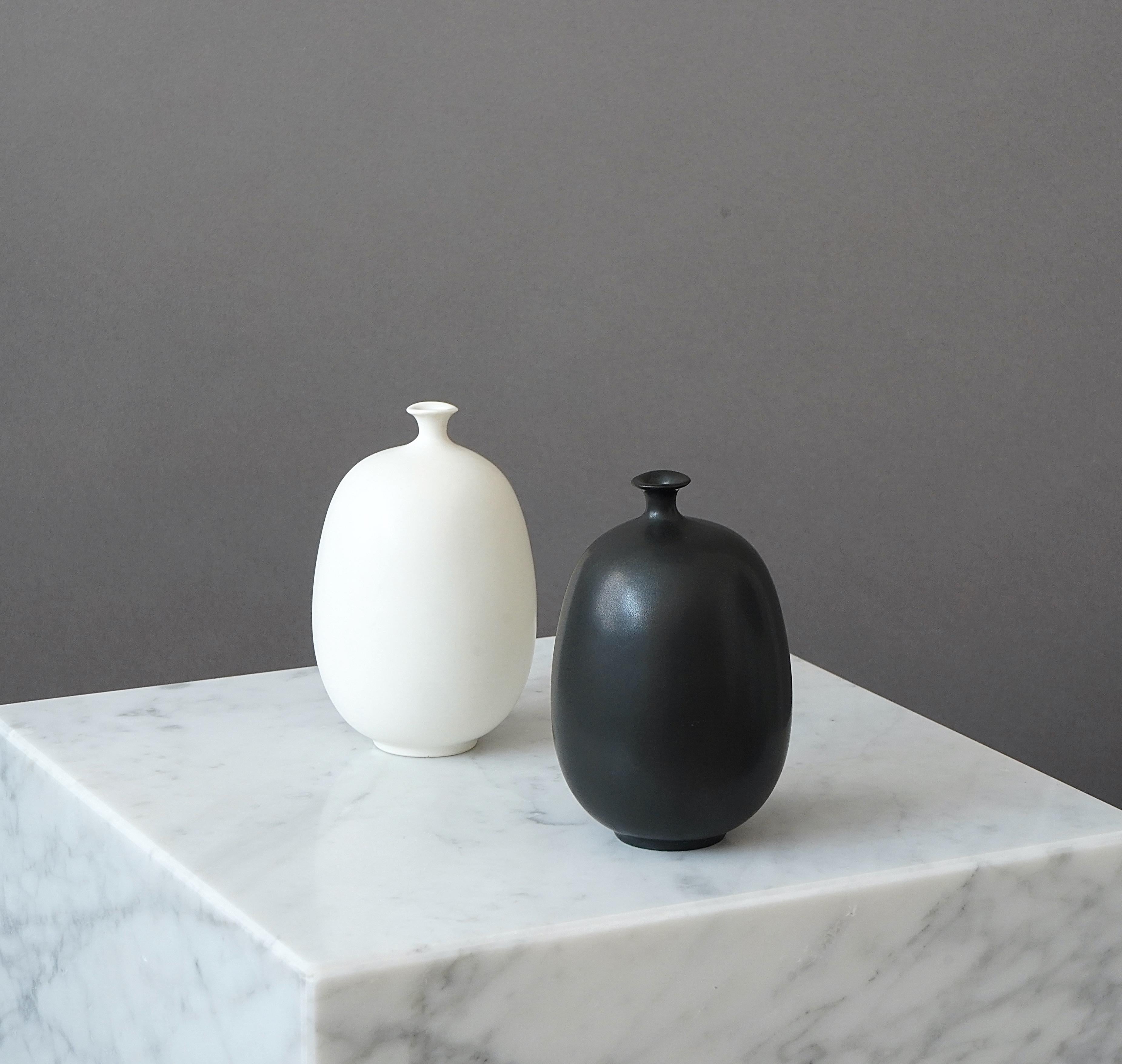 Swedish Set of 2 stoneware 'Balloon' Vases by Inger Persson, Rorstrand, Sweden, 1980s For Sale
