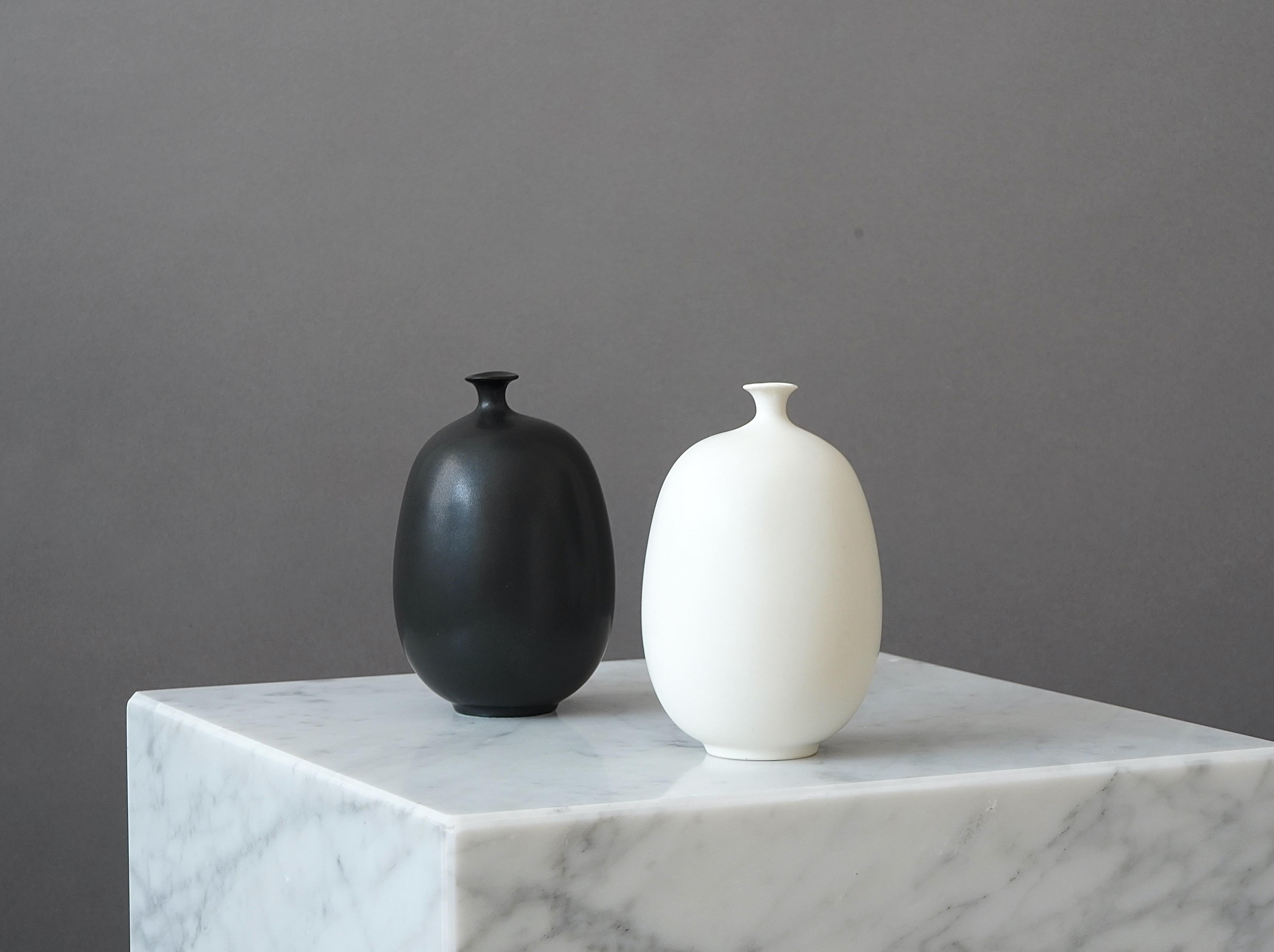 Set of 2 stoneware 'Balloon' Vases by Inger Persson, Rorstrand, Sweden, 1980s In Good Condition For Sale In Malmö, SE