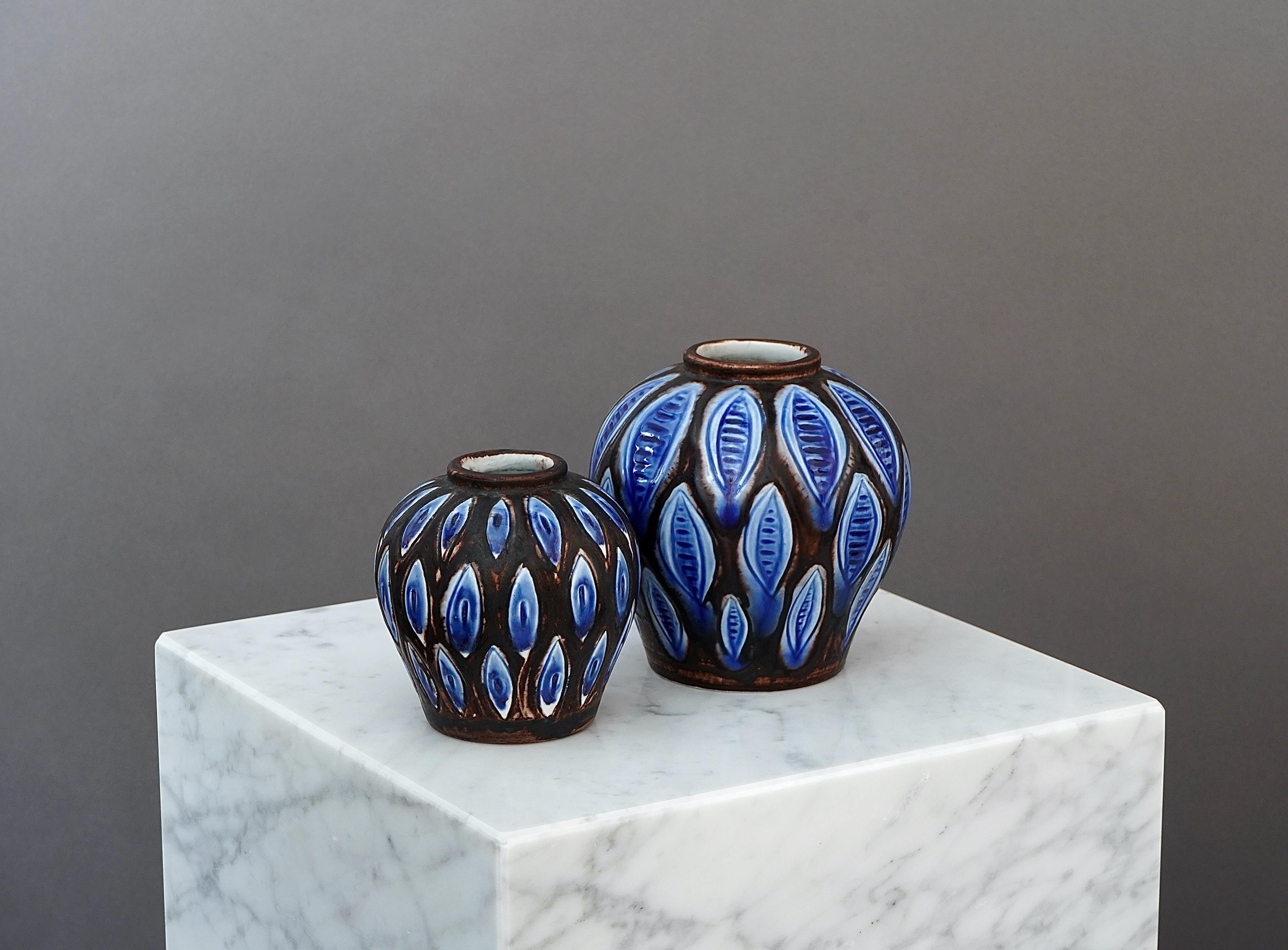 Set of 2 beautiful stoneware vases with amazing glaze.
Made by Hertha Bengtson for Rörstrand, Sweden, 1950s.

Excellent condition.
Signed 'Bengtson' / 'HB' and 'R' för Rörstrand.

Hertha Bengtson (1917-1993) is one of the well-known representatives
