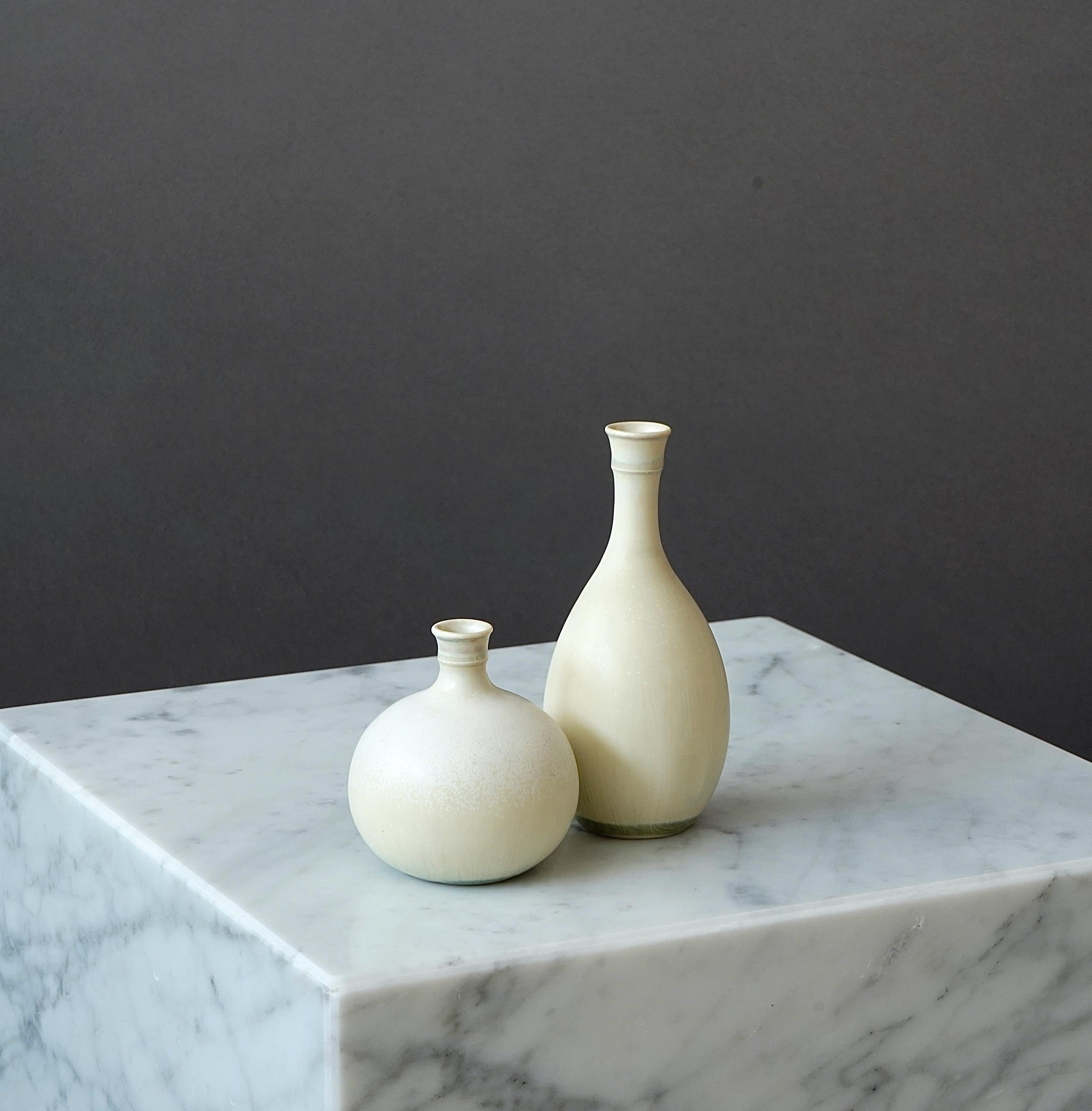 Set of 2 beautiful stoneware vases with amazing glaze.
Made by Stig Lindberg in Gustavsberg Studio, Sweden. 1950s.

Great condition.
Impressed 