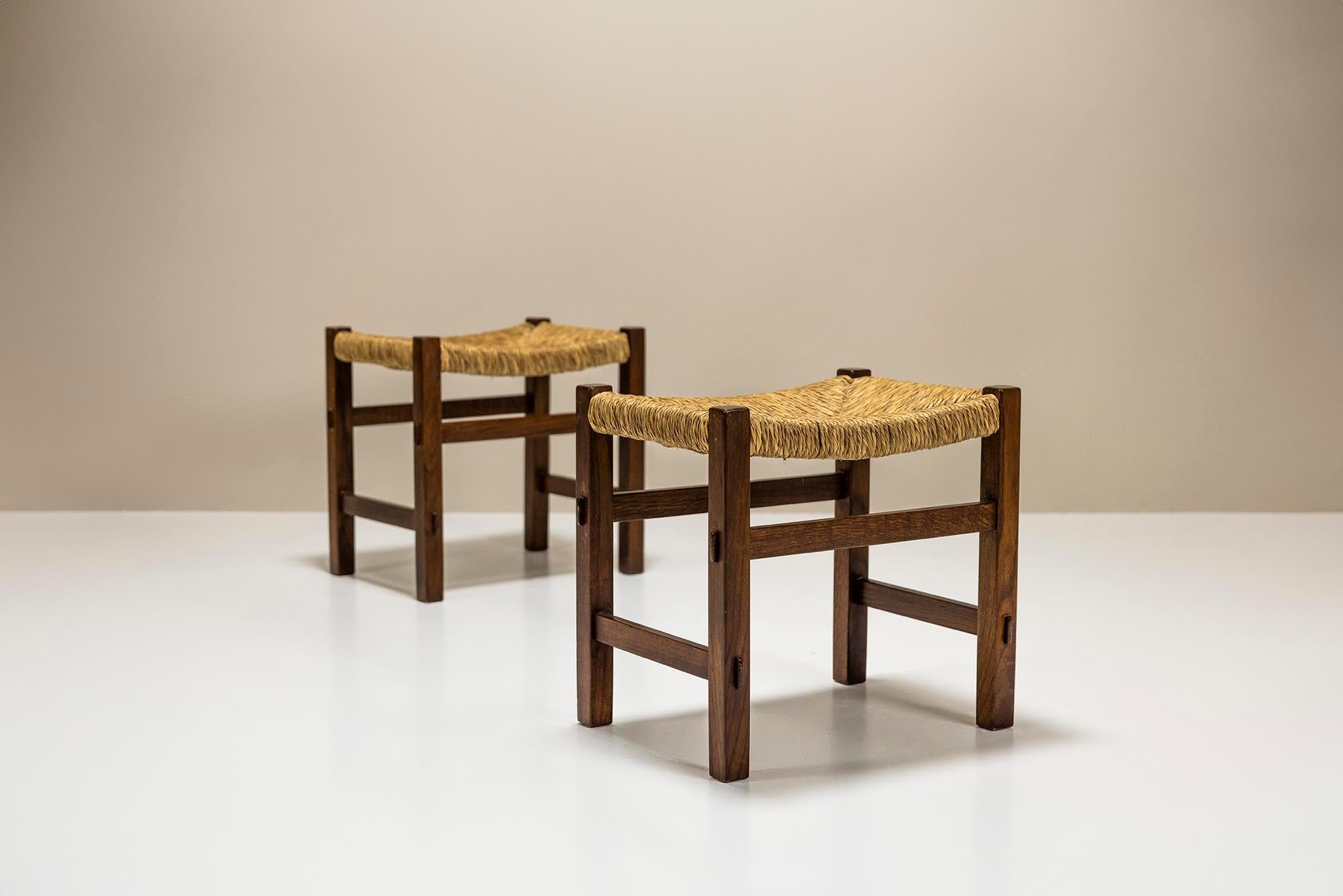 Outre les meubles impressionnants et très complexes issus de l'œuvre du fabricant de meubles italien Giuseppe Rivadossi, il a également une gamme d'œuvres plus traditionnelles à son actif. Y compris ces deux tabourets classiques de style