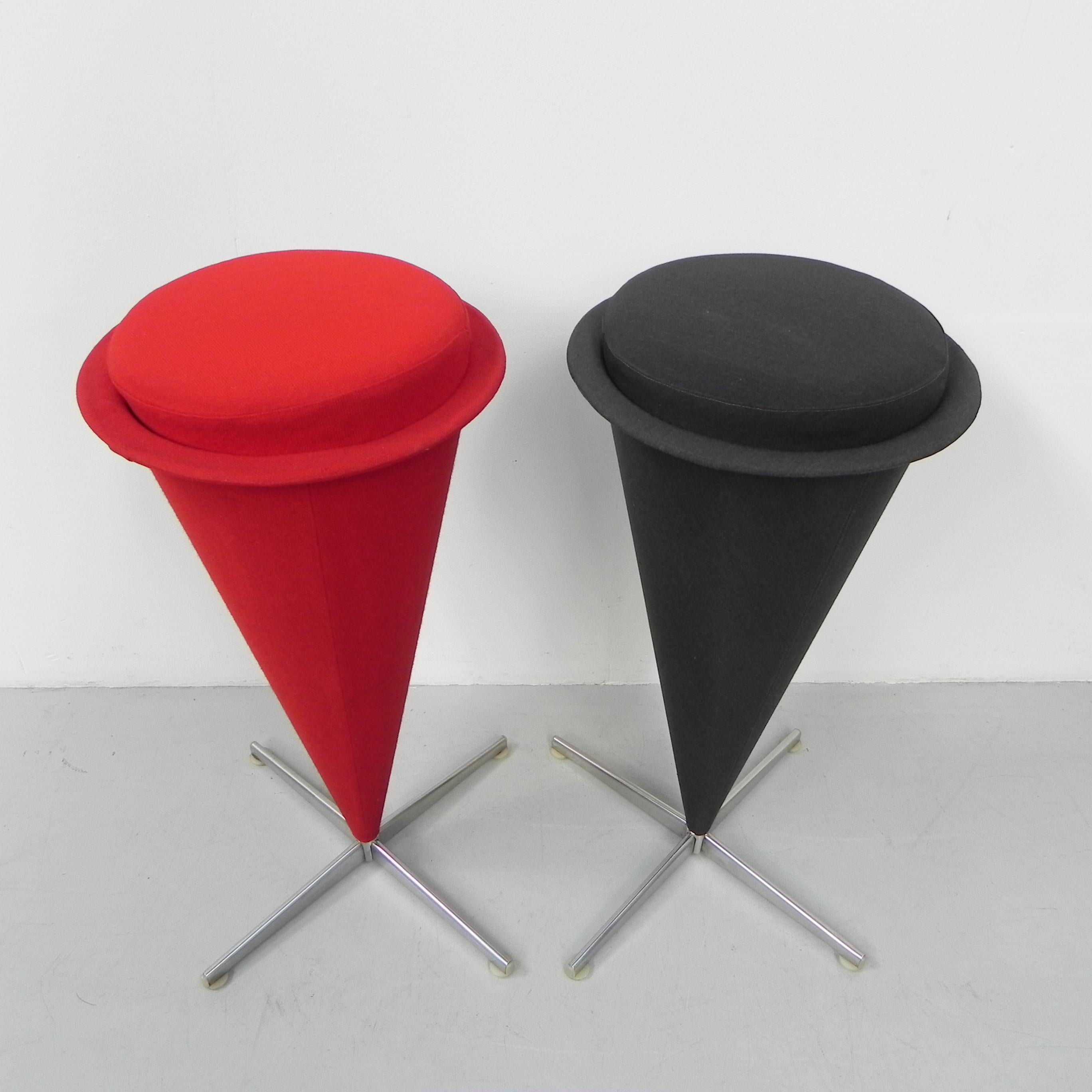 2 top-design bar stools.
These stools are manufactured in different versions.

Height: 82 cm.
Ø: 38 cm.
Foot: 38 x 38 cm.
The fabric is in good condition considering the age with
only a few single holes (see photos).
Manufactured by