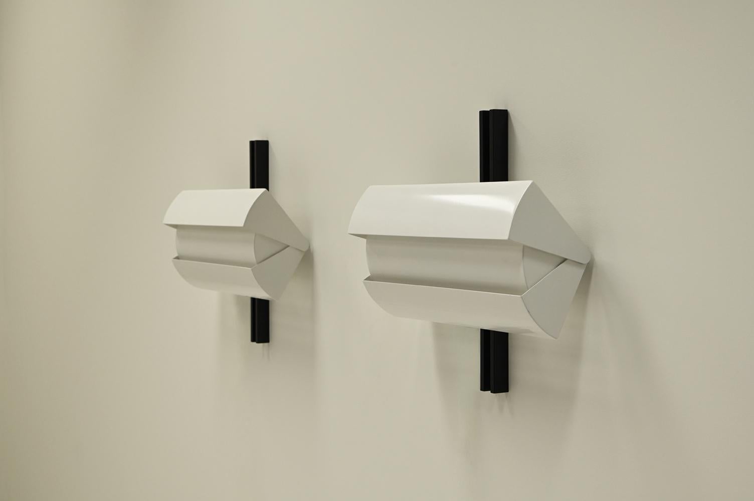 Set di 2 lampade da parete Stria di Ernesto Gismondi per Artemide, anni '80. L'architetto italiano Ernesto Gismondi ha co-fondato Artemide nel 1960 con Sergio Mazza, che produce illuminazione fino ad oggi. È stato anche uno dei membri fondatori del