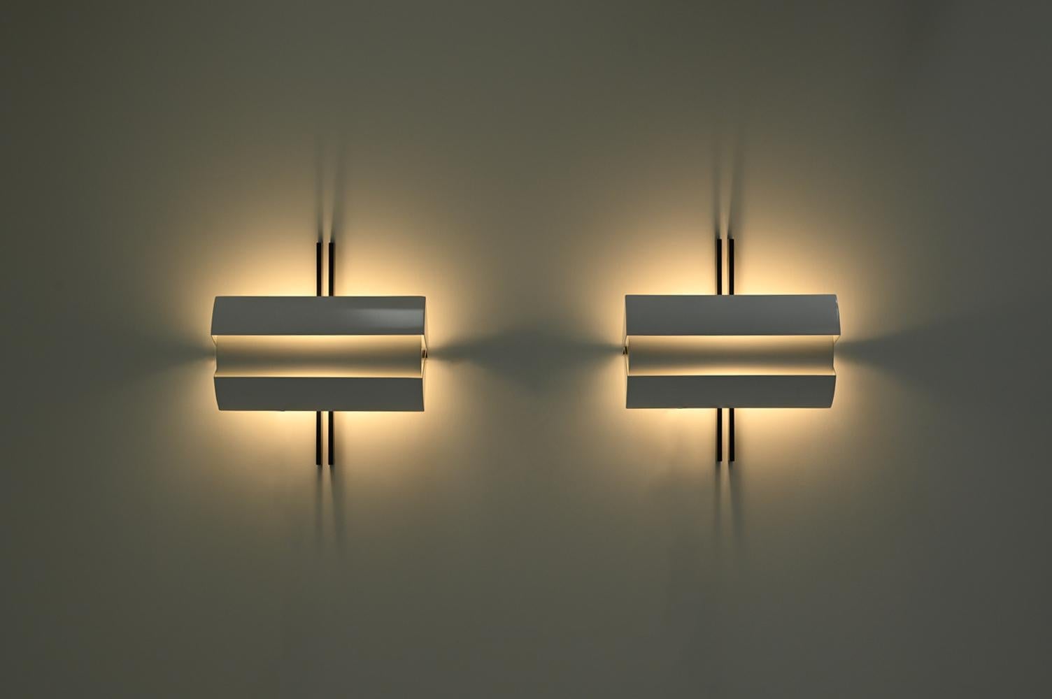 Italiano Set di 2 lampade da parete Stria di Ernesto Gismondi per Artemide, anni '80. in vendita