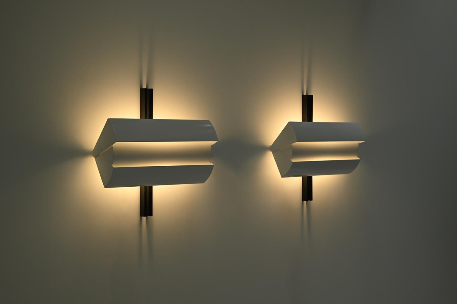 Fine XX secolo Set di 2 lampade da parete Stria di Ernesto Gismondi per Artemide, anni '80. in vendita