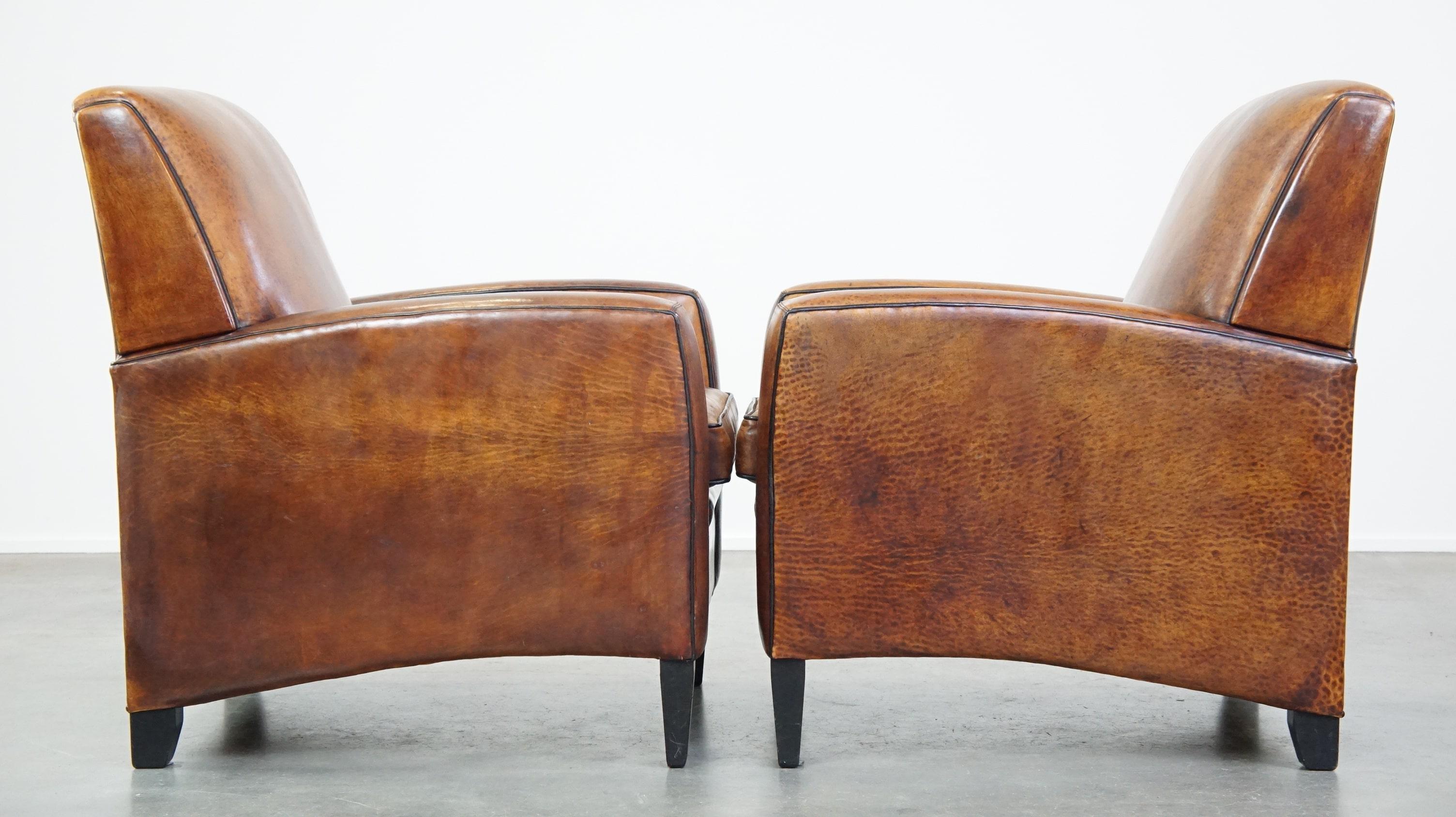 In offerta questo set di 2 poltrone robuste ma comode, realizzate in pelle di pecora e dal design elegante.

Questo robusto set vintage di 2 poltrone in pelle di pecora è un vero e proprio colpo d'occhio grazie al suo design elegante e alla sua