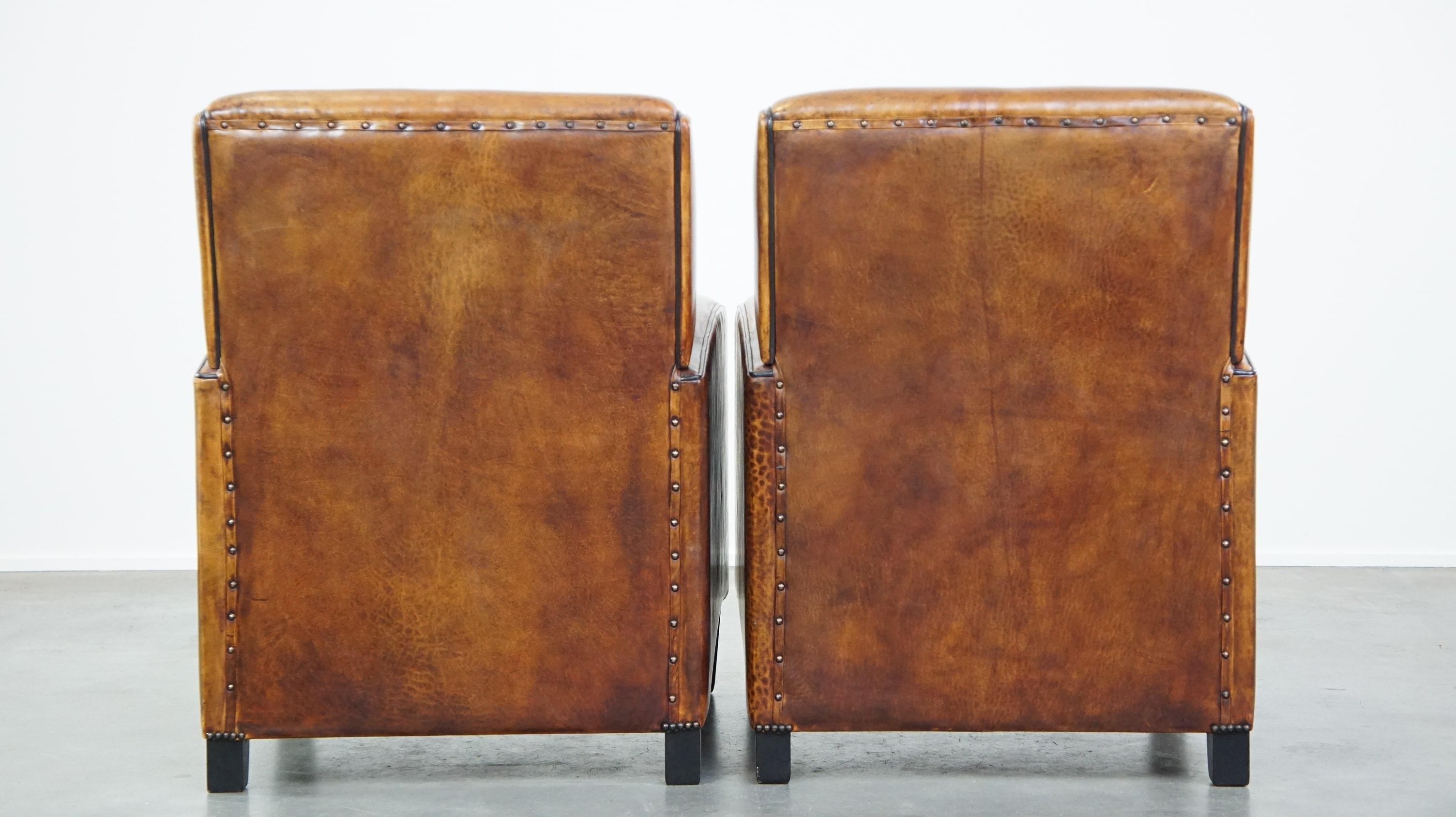Olandese Set di 2 poltrone robuste ma comode in pelle di pecora dal design elegante in vendita