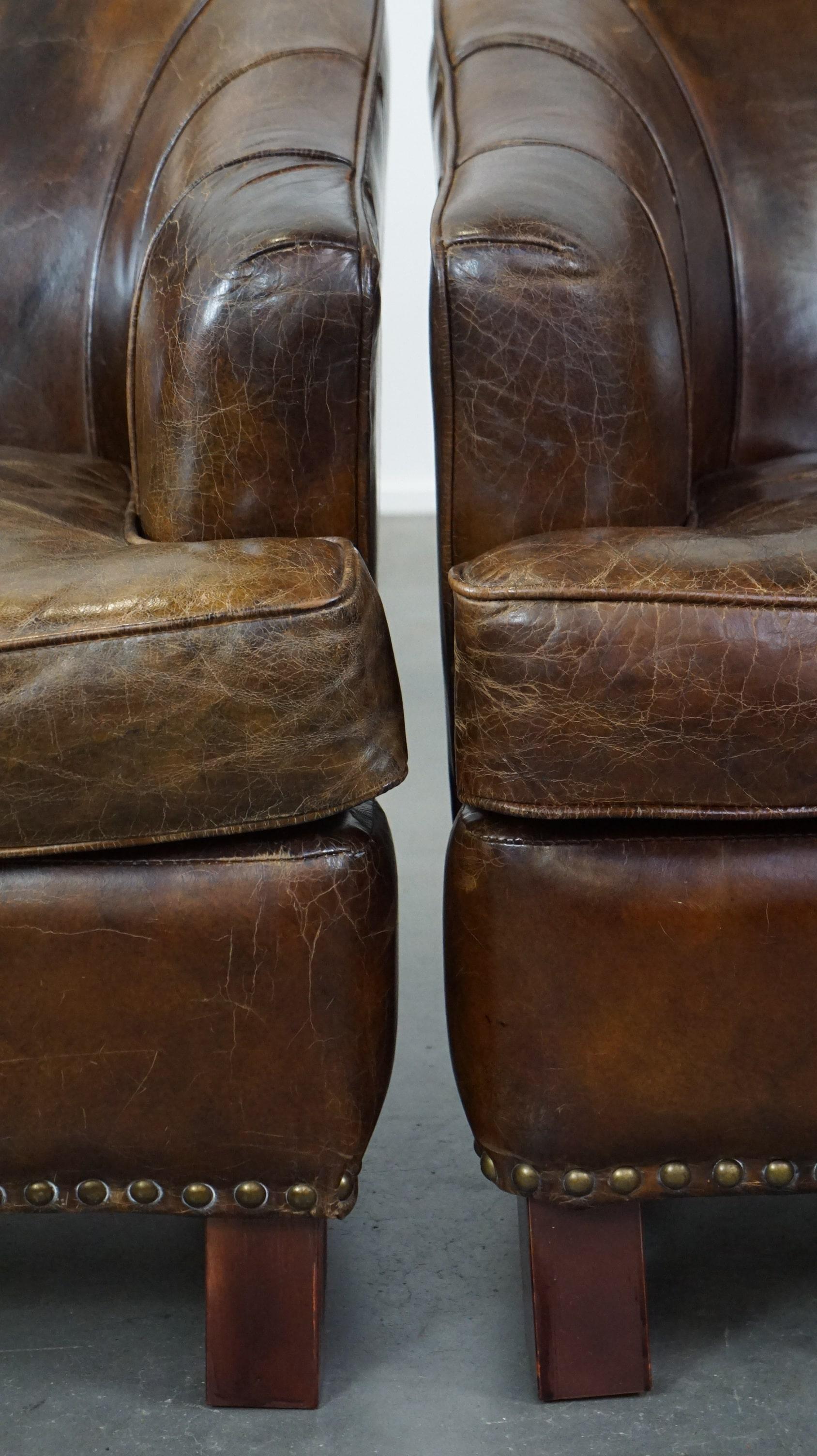 Set of 2 sturdy design armchairs made of cowhide with a beautiful deep color For Sale 3