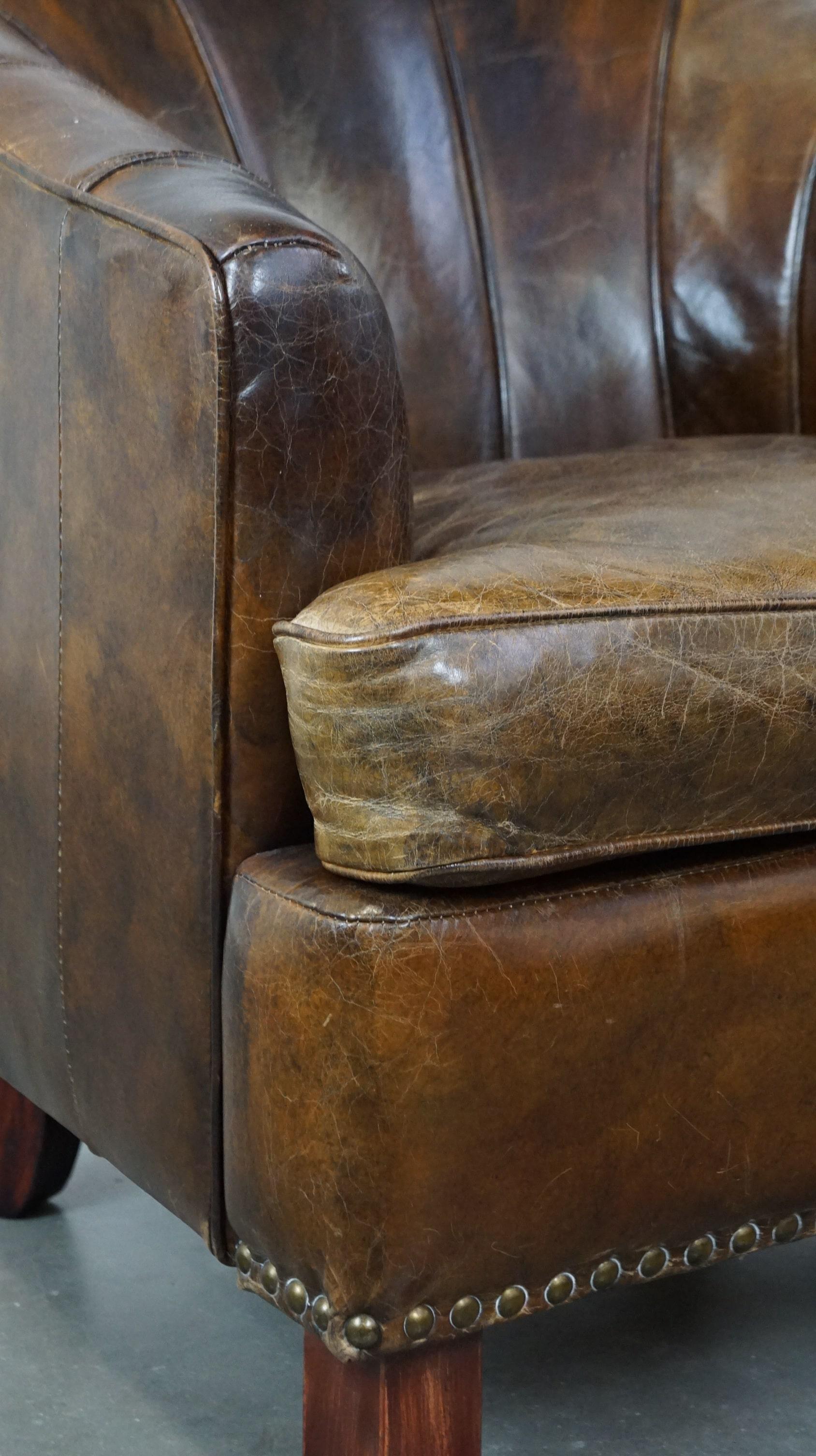 Set of 2 sturdy design armchairs made of cowhide with a beautiful deep color For Sale 4