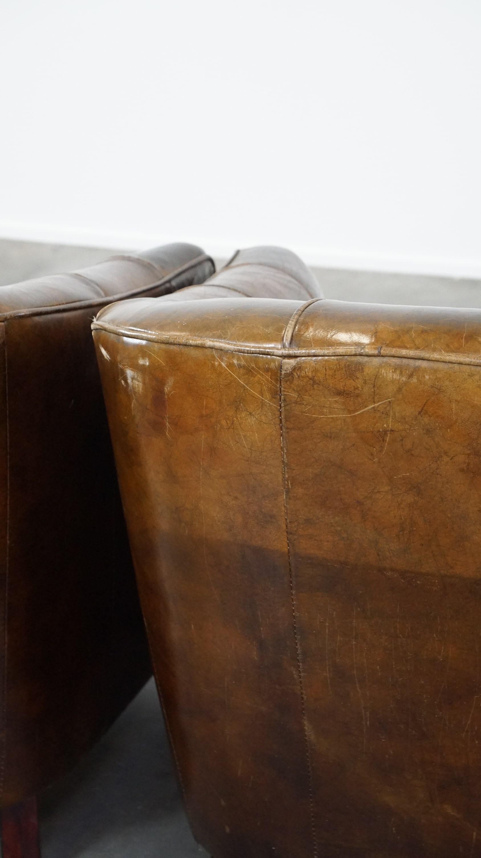 Set of 2 sturdy design armchairs made of cowhide with a beautiful deep color For Sale 5