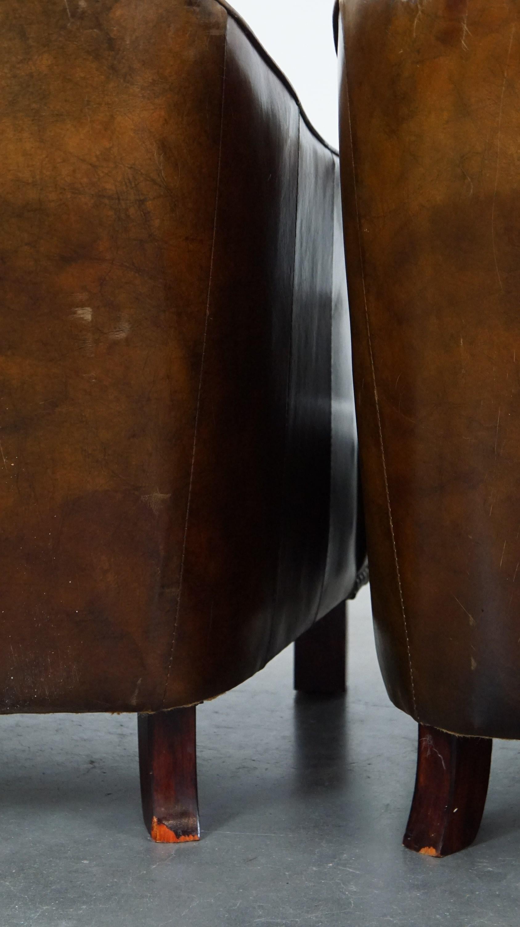 Set of 2 sturdy design armchairs made of cowhide with a beautiful deep color For Sale 6