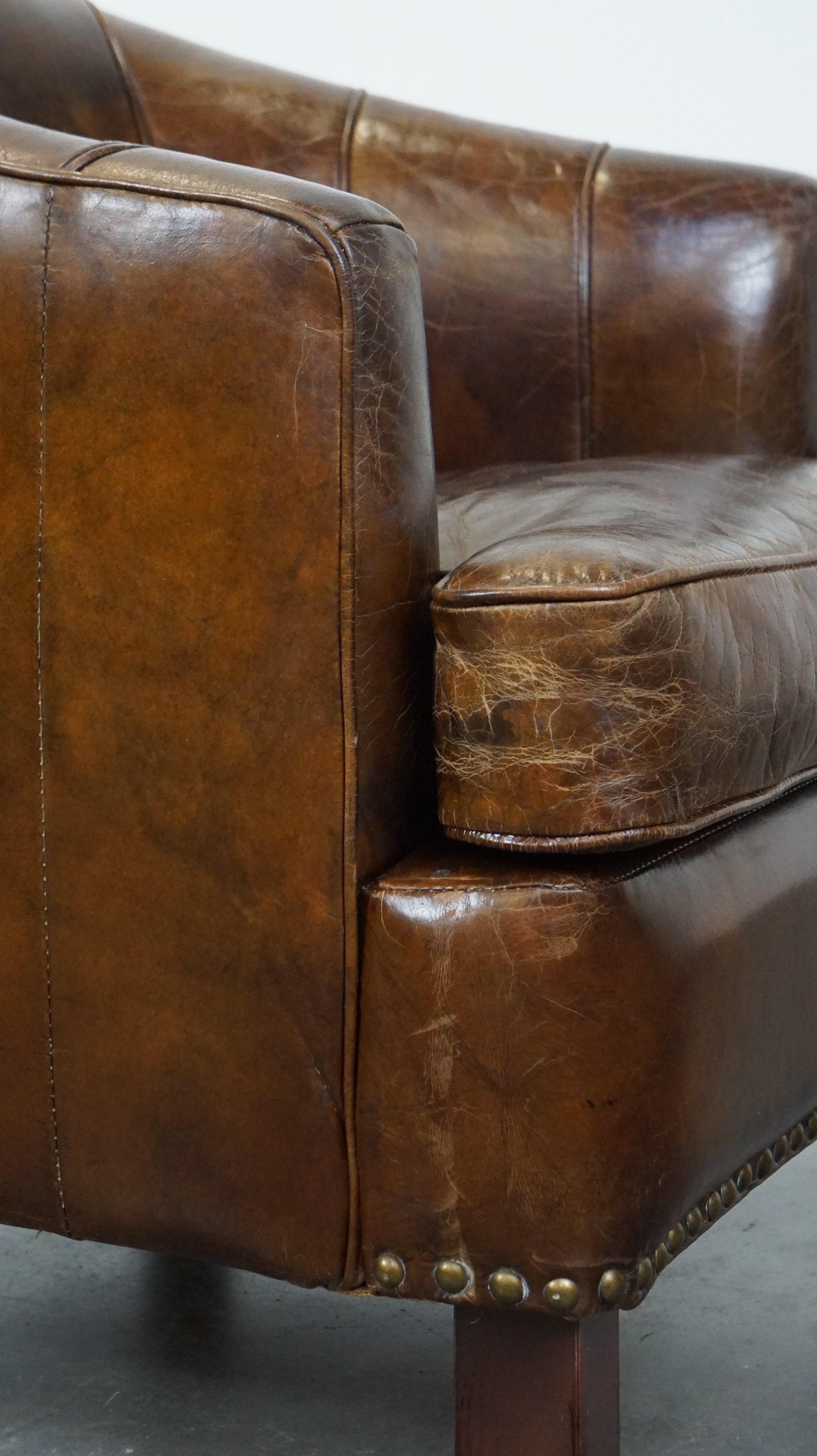 Set of 2 sturdy design armchairs made of cowhide with a beautiful deep color For Sale 7