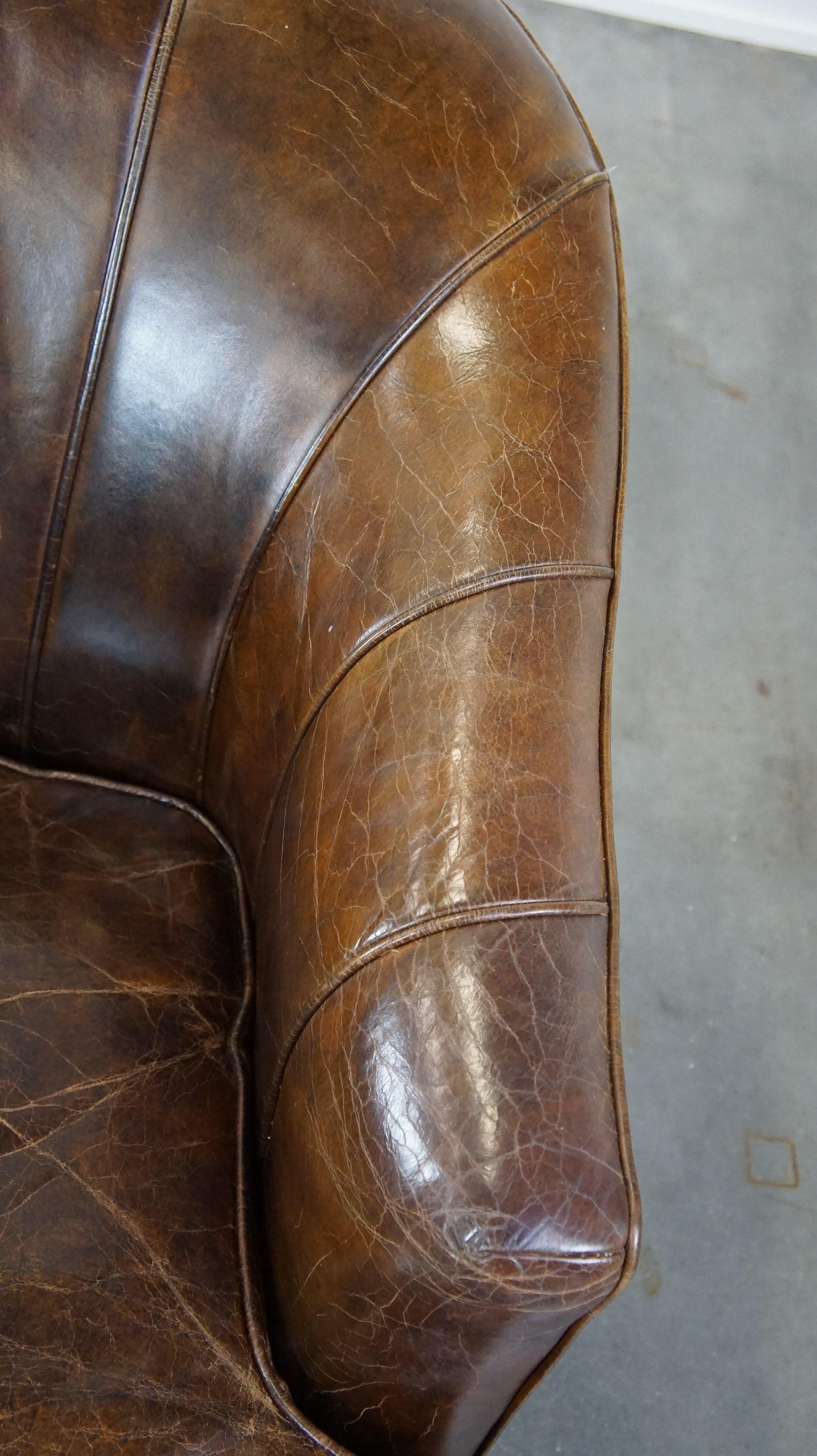 Set of 2 sturdy design armchairs made of cowhide with a beautiful deep color For Sale 2