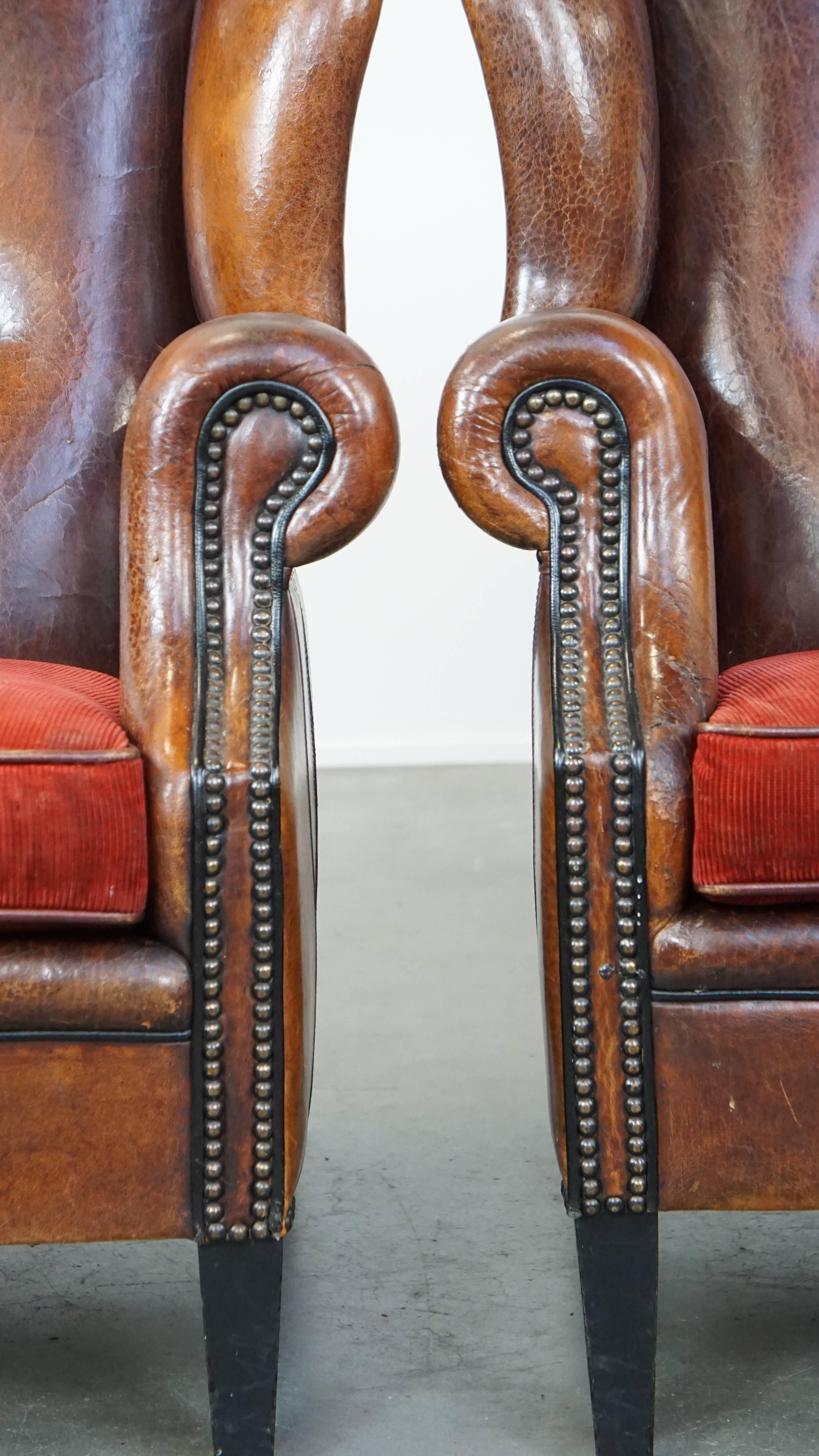 Set aus 2 stilvollen Vintage-Sesseln aus Schafsfell mit roten Korduroy-Sitzkissen im Angebot 9