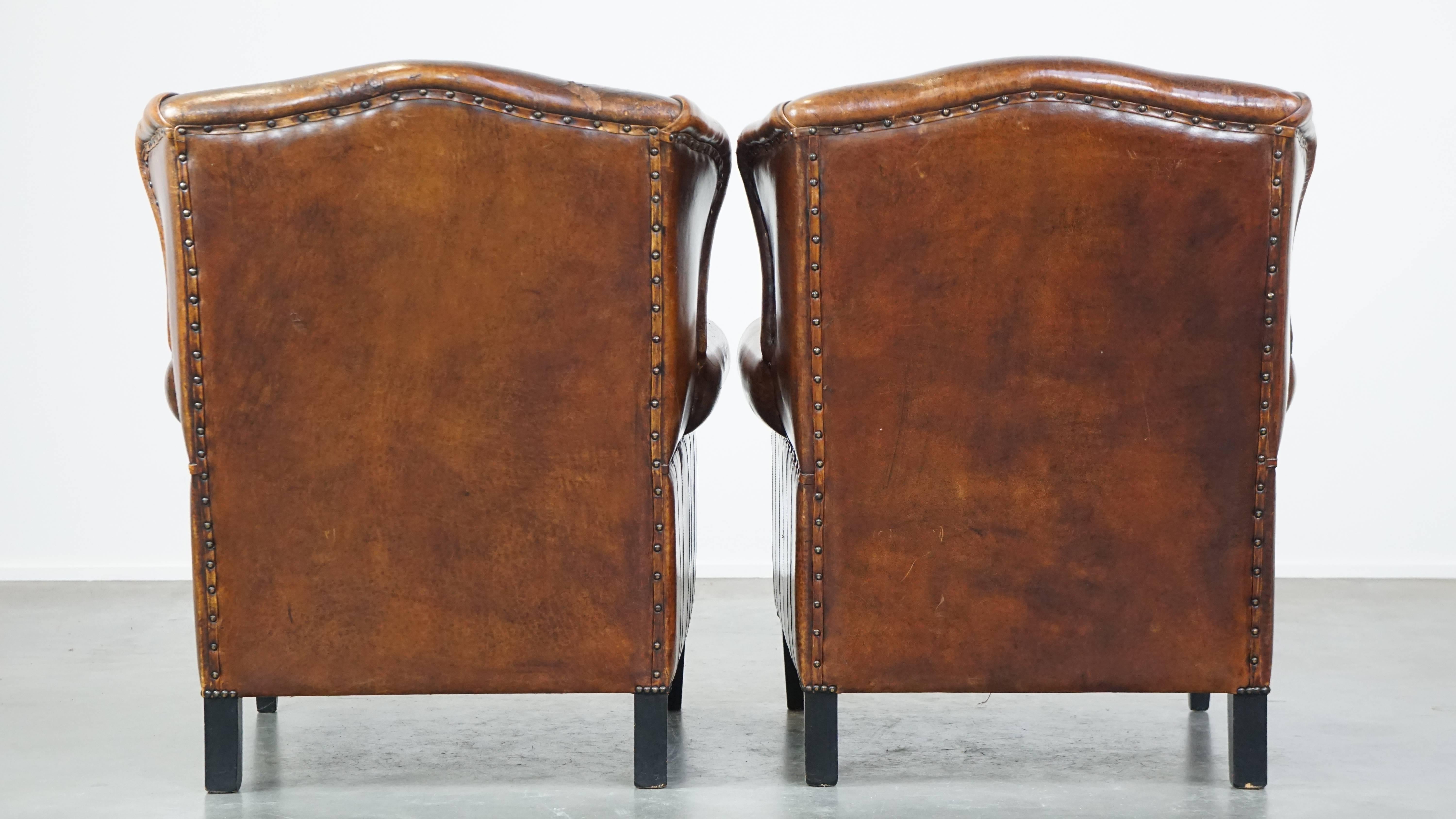 Set aus 2 stilvollen Vintage-Sesseln aus Schafsfell mit roten Korduroy-Sitzkissen (Handgefertigt) im Angebot