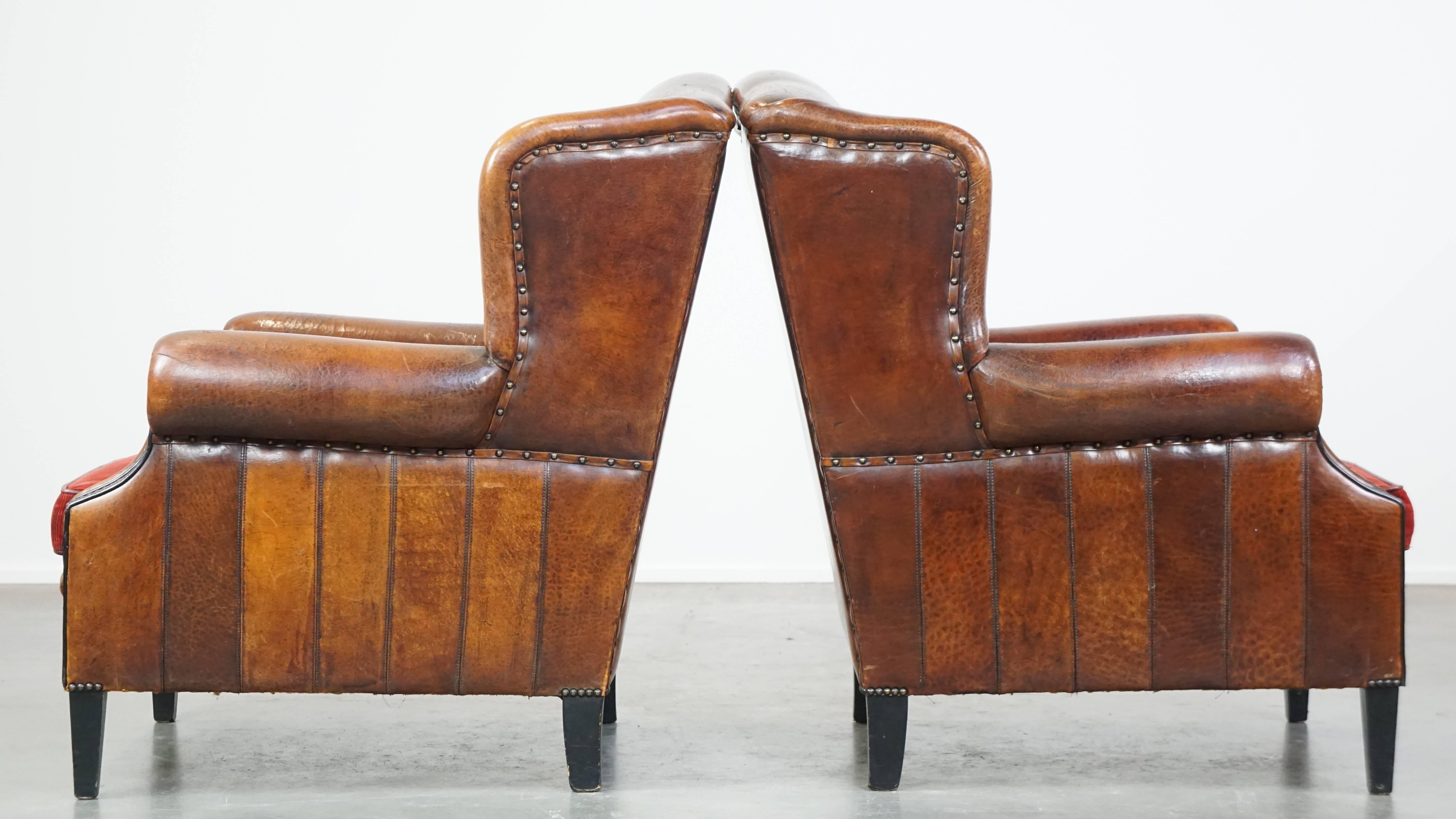 Set aus 2 stilvollen Vintage-Sesseln aus Schafsfell mit roten Korduroy-Sitzkissen im Zustand „Gut“ im Angebot in Harderwijk, NL