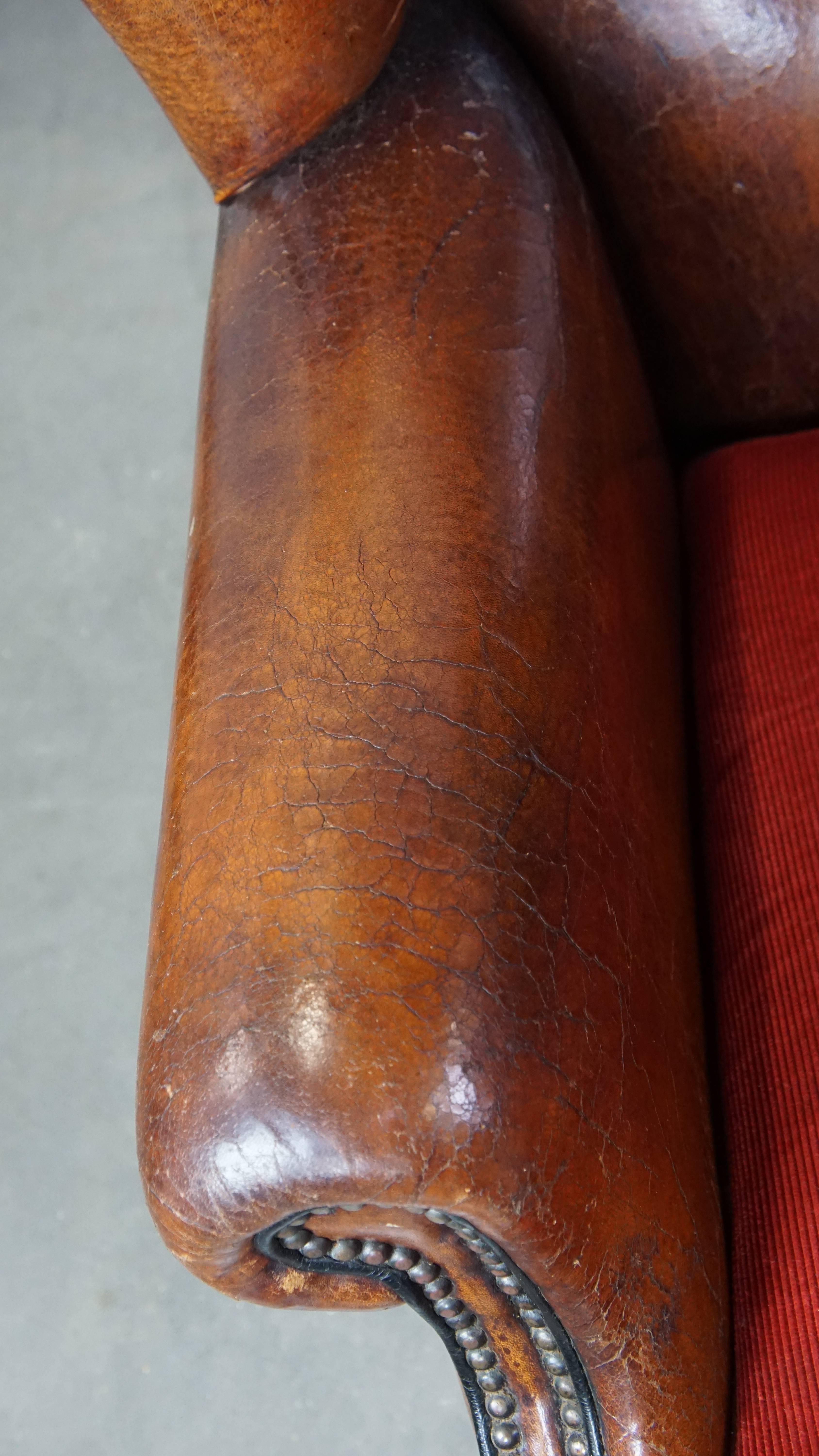 Set aus 2 stilvollen Vintage-Sesseln aus Schafsfell mit roten Korduroy-Sitzkissen im Angebot 1