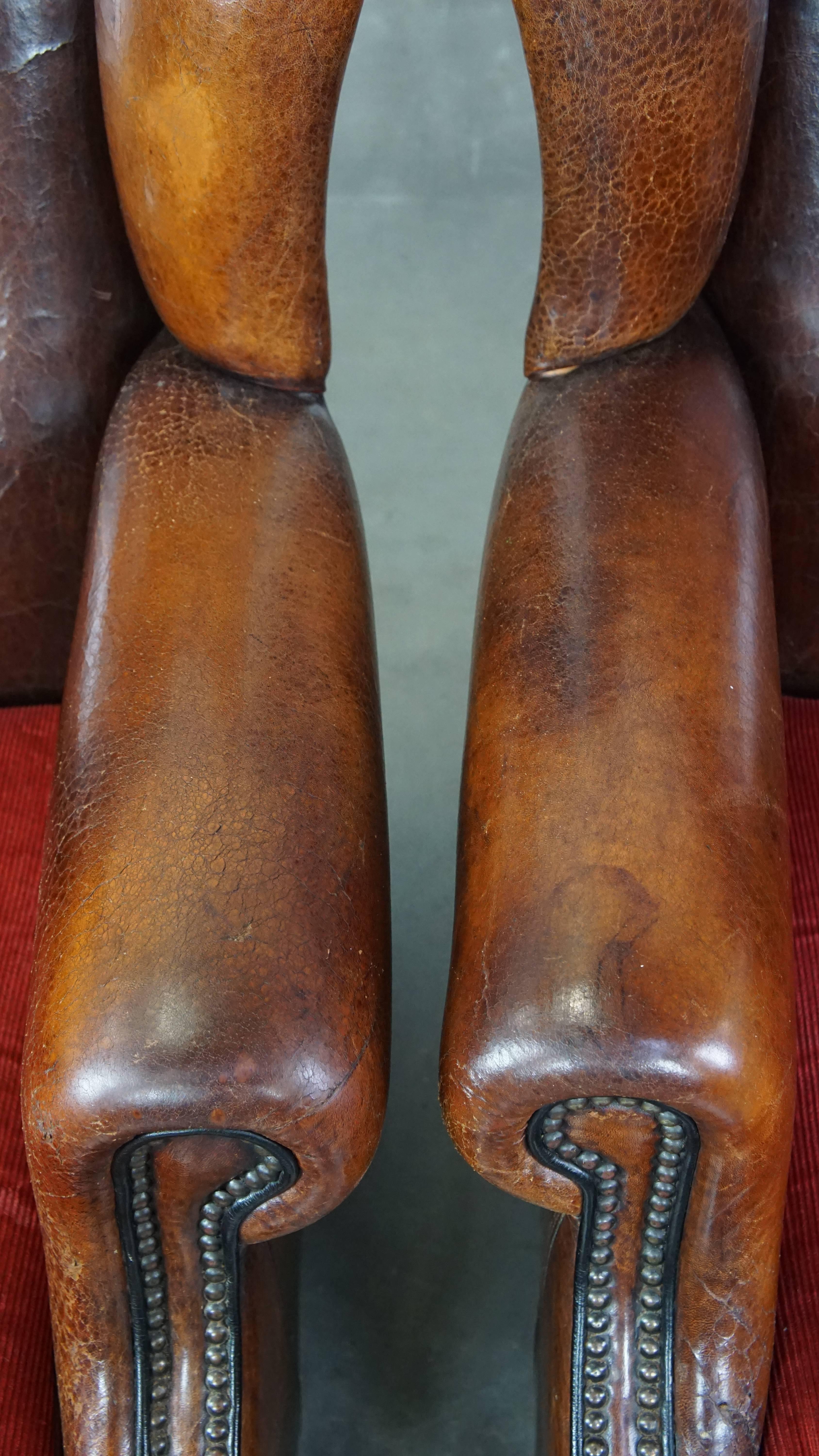 Set aus 2 stilvollen Vintage-Sesseln aus Schafsfell mit roten Korduroy-Sitzkissen im Angebot 2
