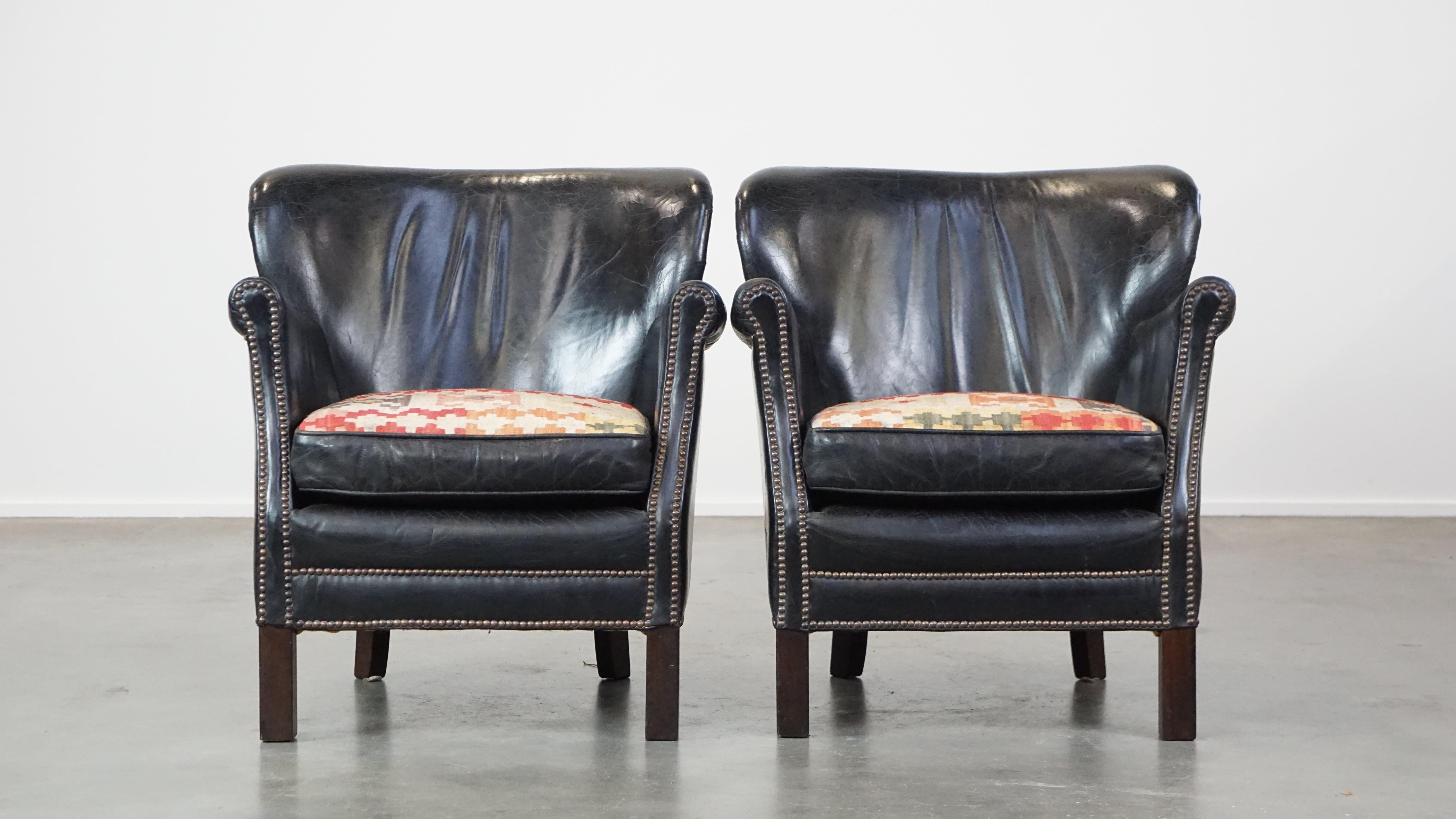 Ces jolis fauteuils en cuir, malgré leur taille modeste, sont confortables. Ils ont une belle couleur profonde et présentent naturellement un bel aspect vieilli/patiné. Ils sont livrés avec des coussins d'assise amovibles qui peuvent être utilisés