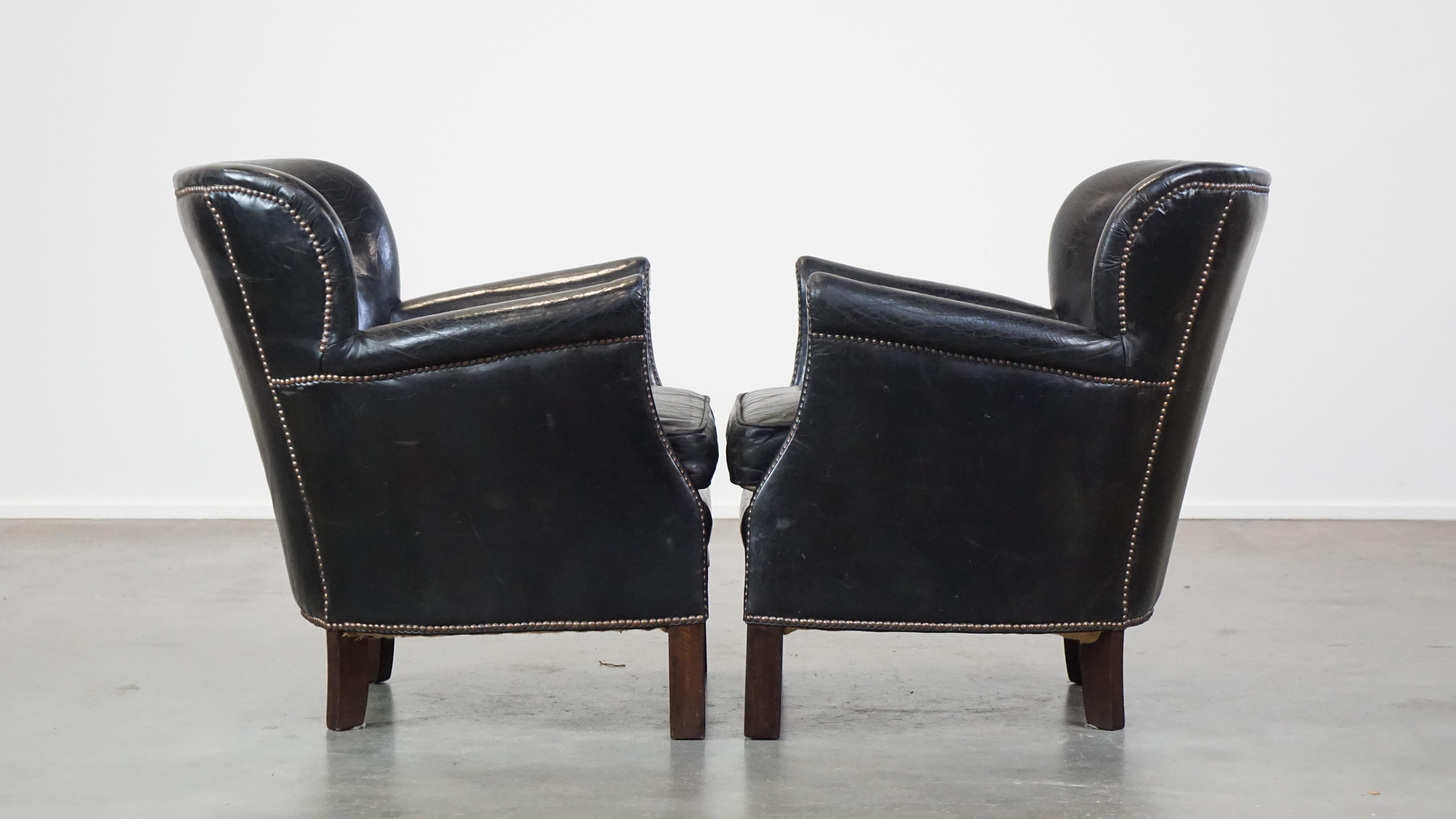 Fait main Ensemble de 2 fauteuils noirs subtils de style anglais avec coussins Kelim réversibles en vente