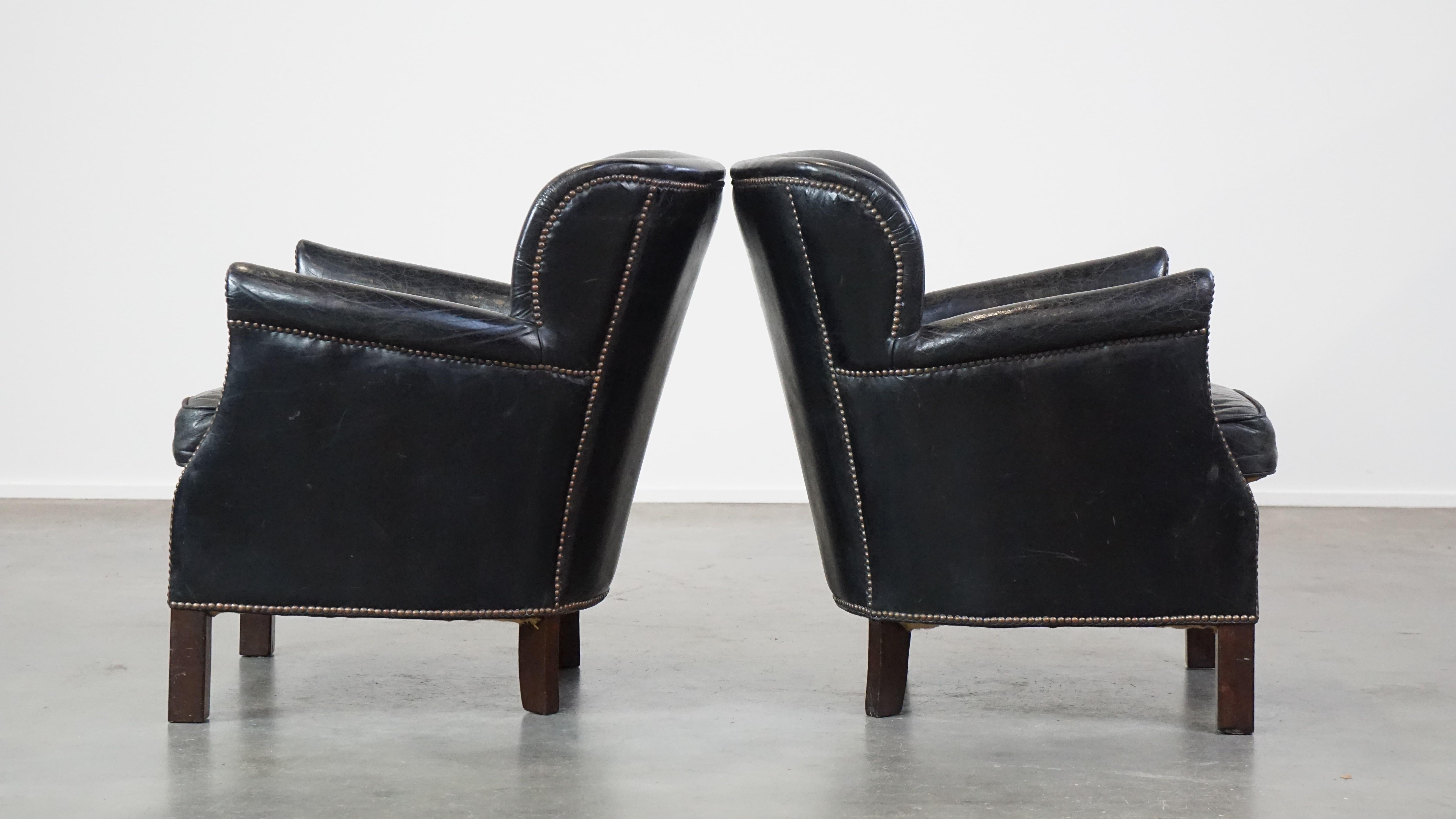 20ième siècle Ensemble de 2 fauteuils noirs subtils de style anglais avec coussins Kelim réversibles en vente