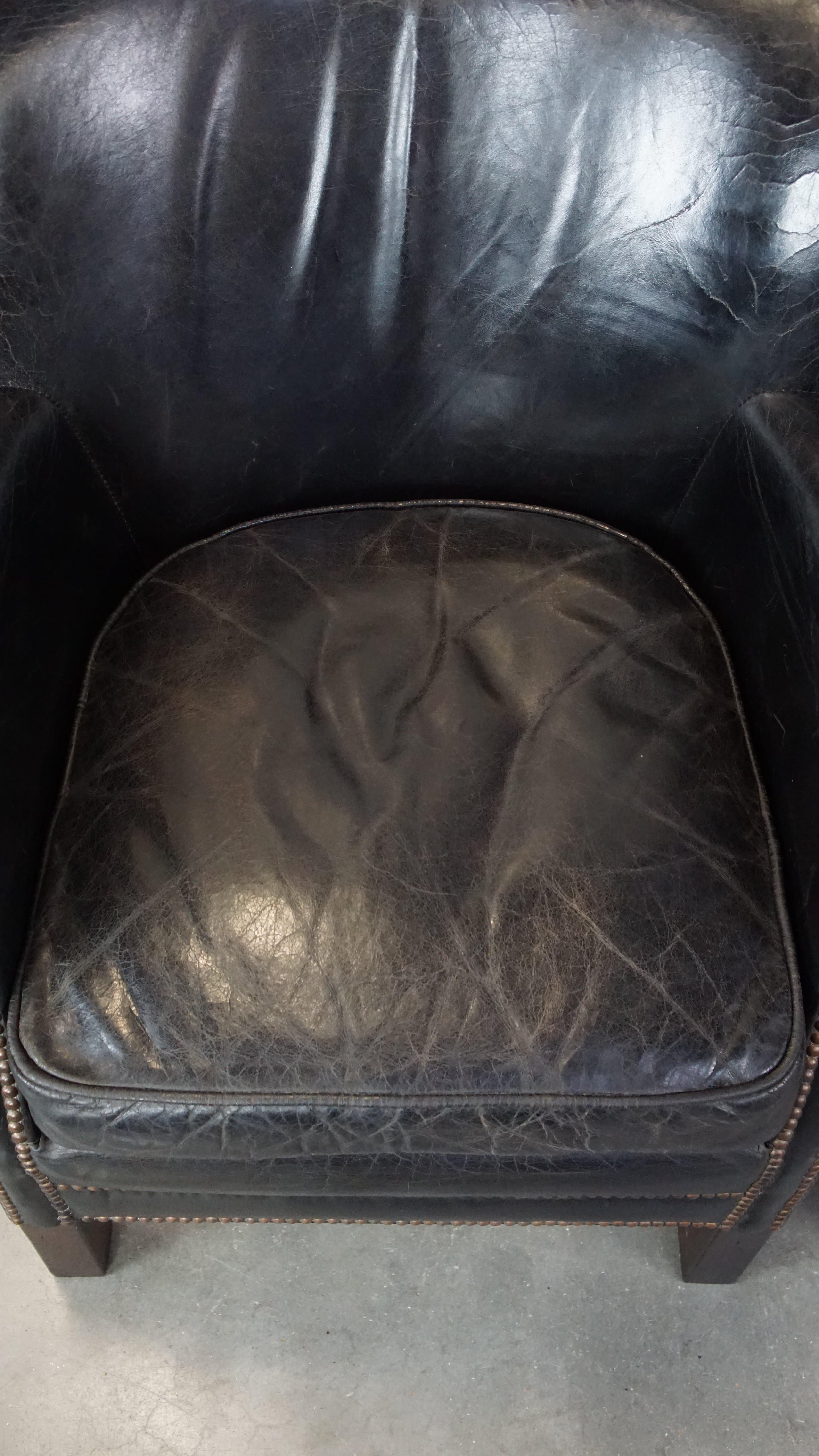 Cuir de vache Ensemble de 2 fauteuils noirs subtils de style anglais avec coussins Kelim réversibles en vente