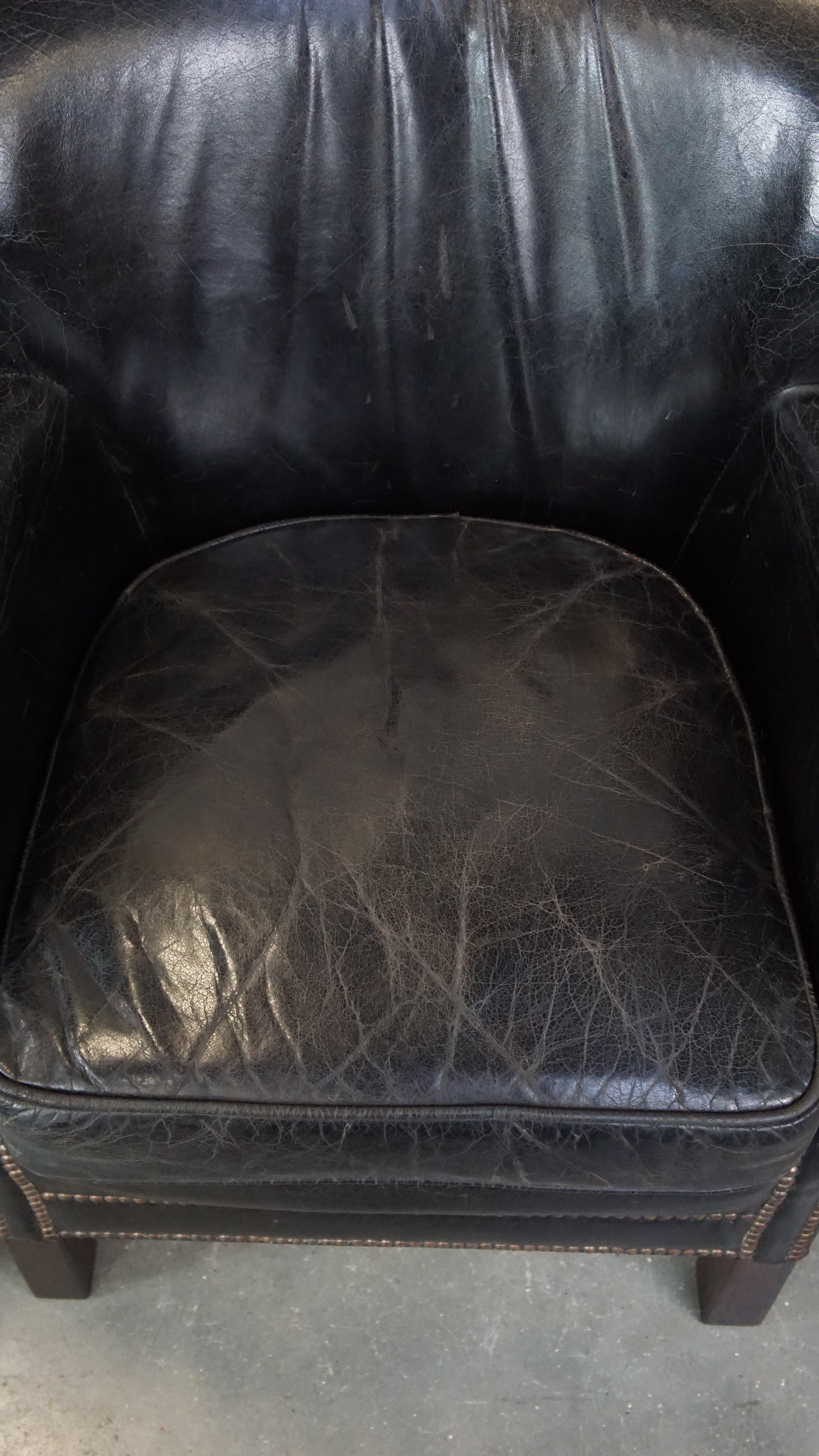 Ensemble de 2 fauteuils noirs subtils de style anglais avec coussins Kelim réversibles en vente 1