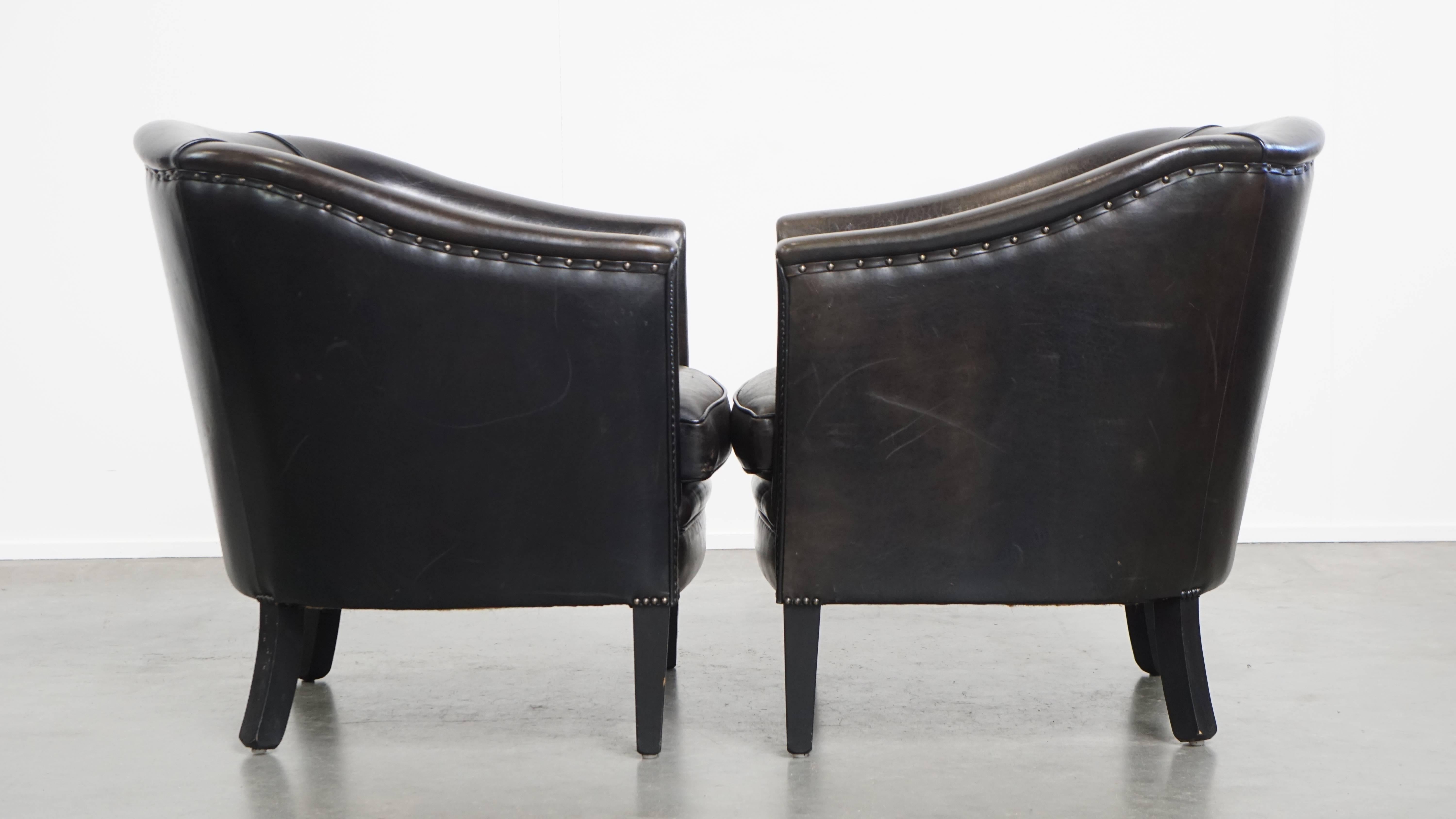 Se ofrece: este conjunto único de 2 sutiles sillones club de piel de oveja negra/gris con una hermosa pátina.
Este par de discretos sillones de piel de oveja negra/gris se integra fácilmente en casi cualquier interior gracias a su forma elegante y
