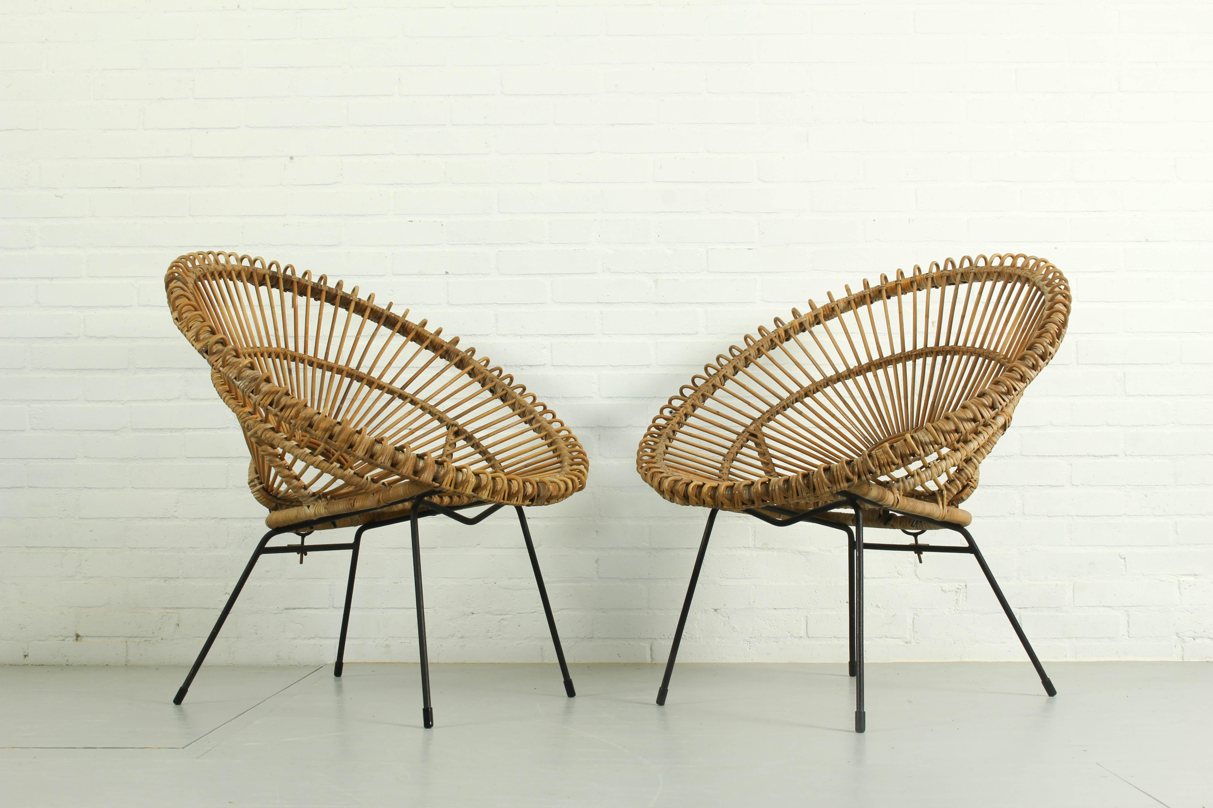 Ensemble de 2 chaises ensoleillées par Rohe Noordwolde, années 1950. Très rare. Fabriqué par Rohe Noordwolde aux Pays-Bas. Les deux chaises sont en très bon état compte tenu de leur âge. 

Dimensions : 81cm h, 79cm l, 72cm p. 
