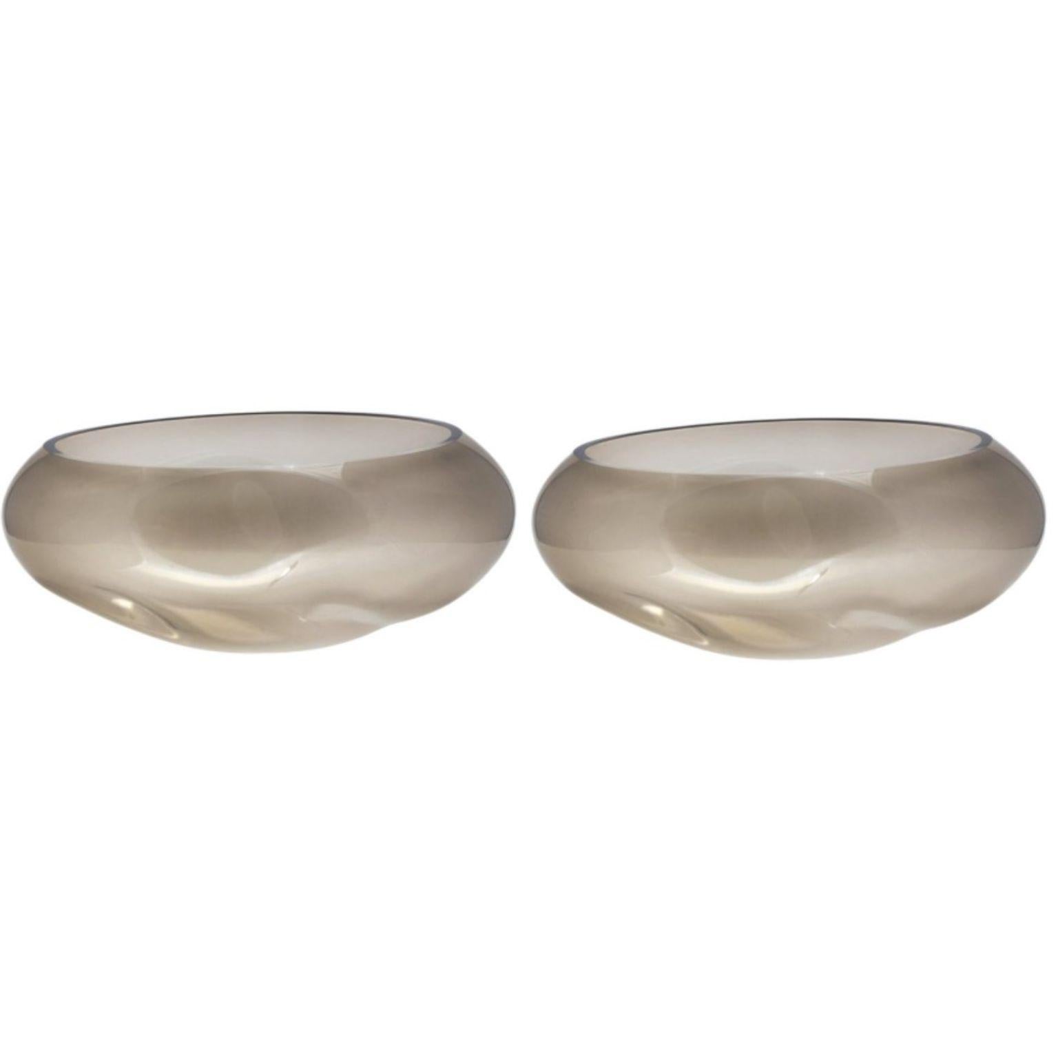 2er-Set Supernova I silberne rauchende M-Schale + Vase von ELOA
Nicht UL-gelistet 
MATERIAL: Glas
Abmessungen: T 24 x B 37 x H 17 cm
Auch in anderen Farben und Abmessungen erhältlich

SUPERNOVA ist ein seltenes und magisches visuelles Phänomen, das