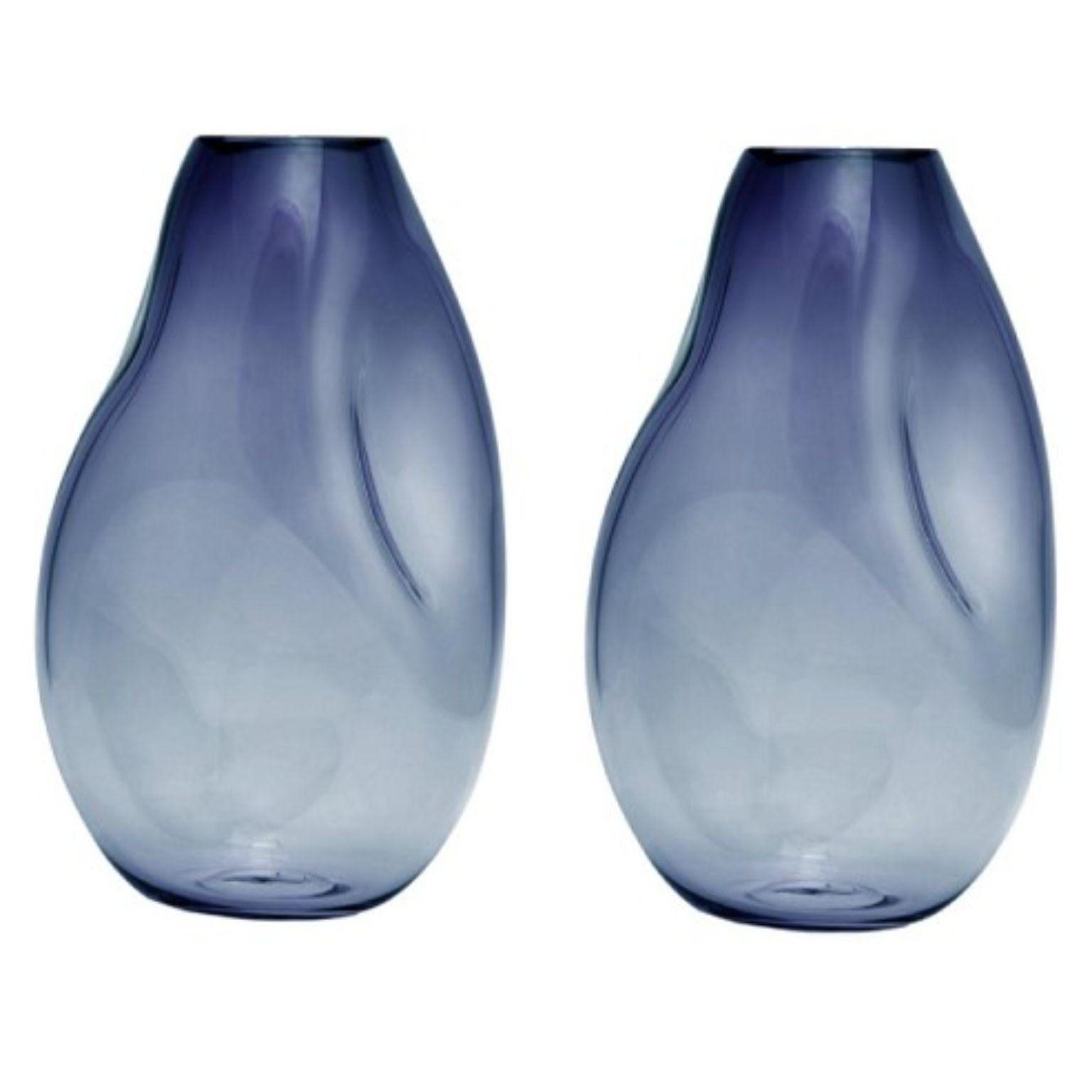 Lot de 2 vases L Supernova IV bleu acier par ELOA
Non répertorié UL 
Matériau : verre
Dimensions : D15 x L17 x H41 cm
Disponible également en différentes couleurs et dimensions.

SUPERNOVA est une collection de vases et de bols qui, même s'ils ne