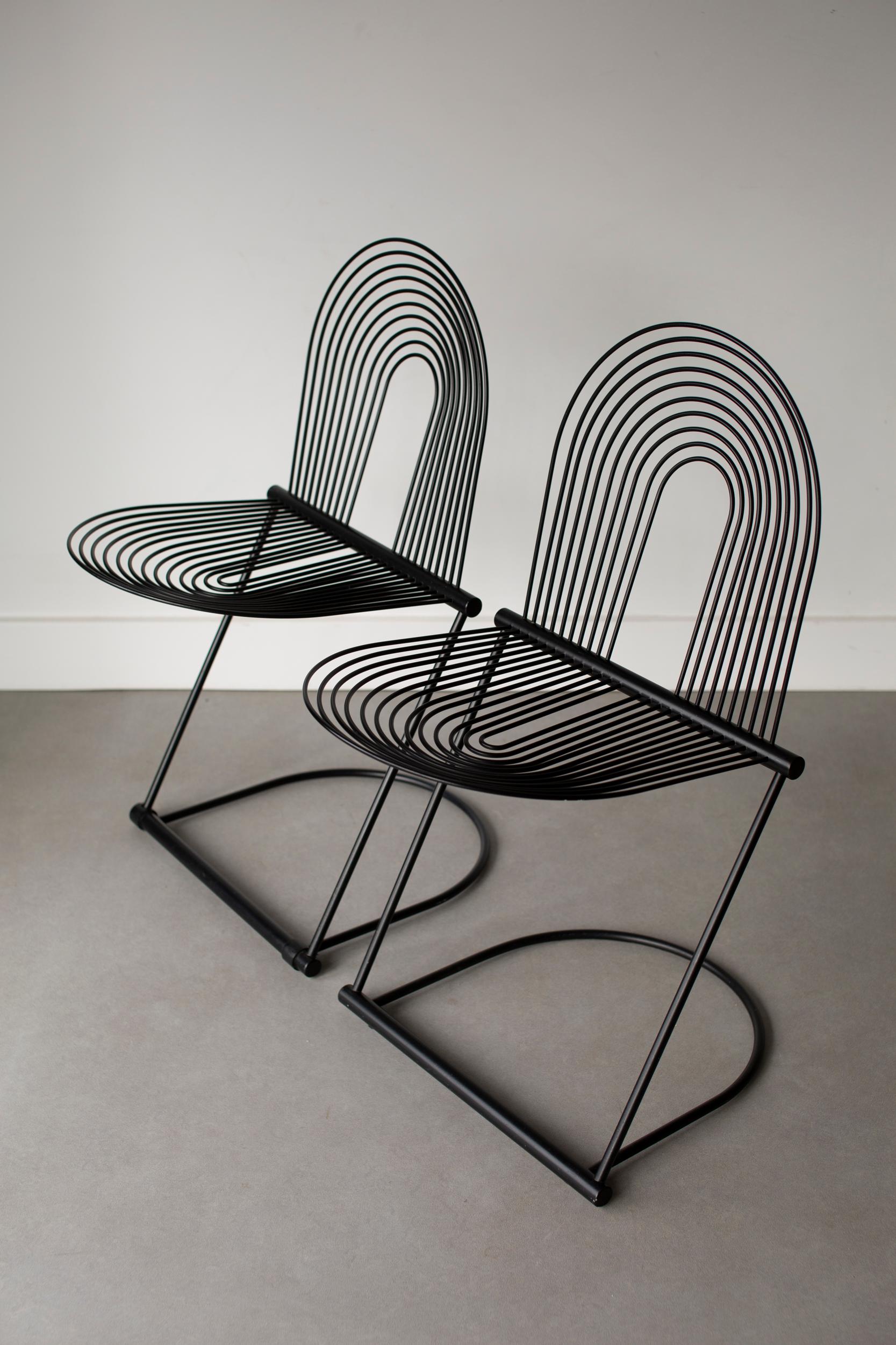 Ajoutez une touche de sophistication à votre intérieur avec notre ensemble de 2 fauteuils pivotants, Jutta & Herbert Ohl. Grâce à leur design épuré et à leur qualité de fabrication supérieure, ces chaises font sensation et constituent de parfaites