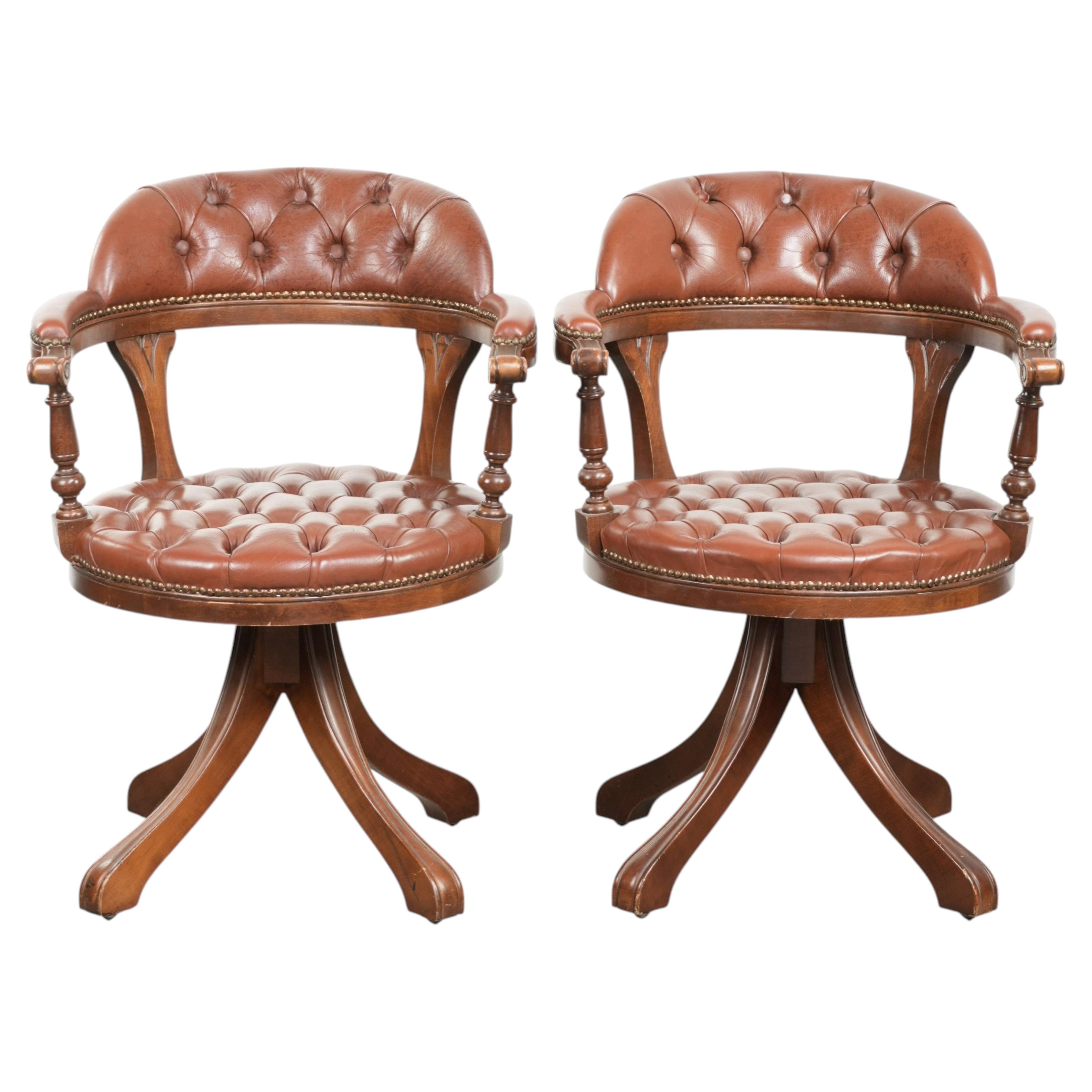 Set aus 2 drehbaren Chesterfield-Bürostühlen aus Rindsleder im englischen Stil im Angebot
