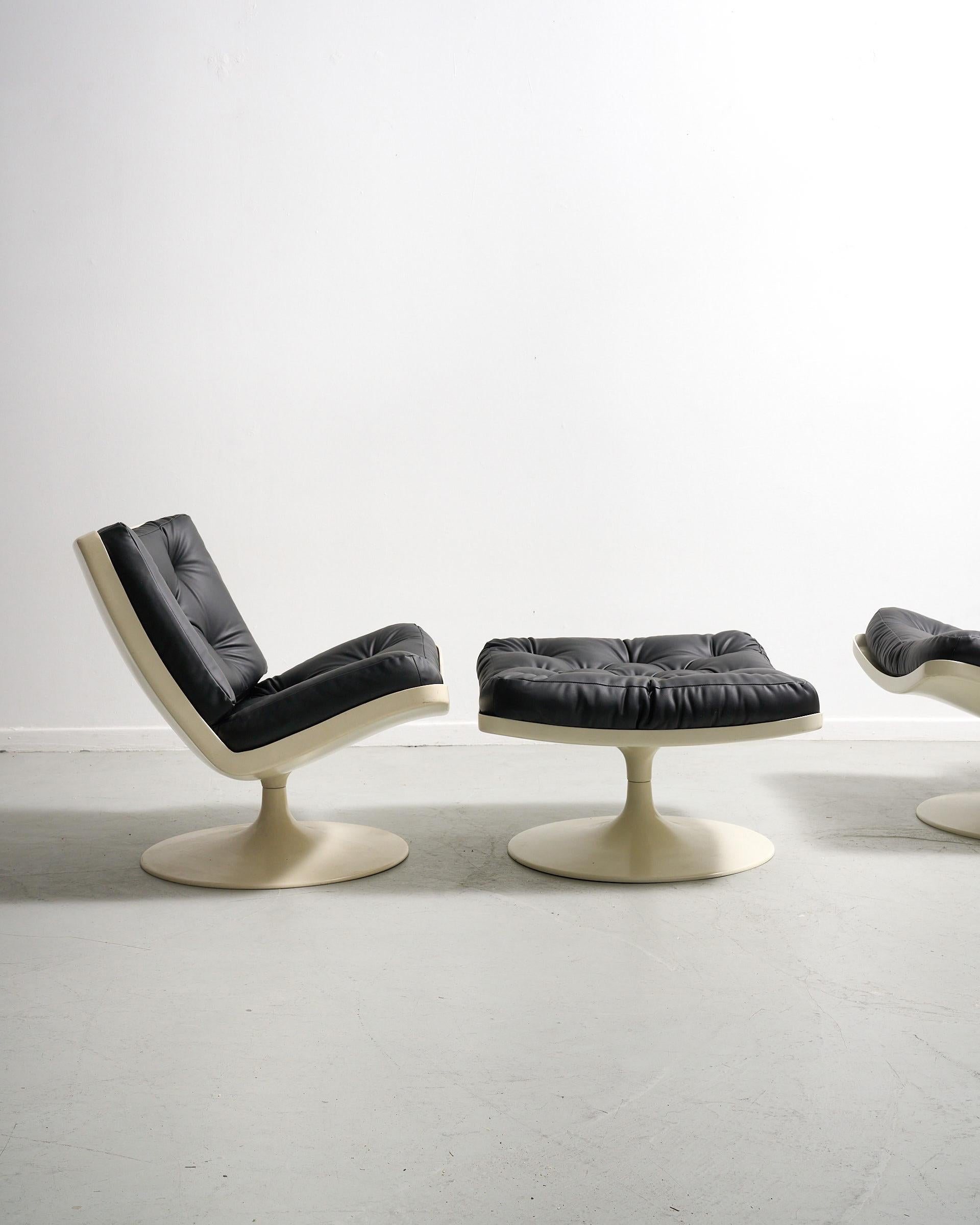 Ère spatiale Set of 2 swivel lounge chairs with one ottoman by Play IVM en vente