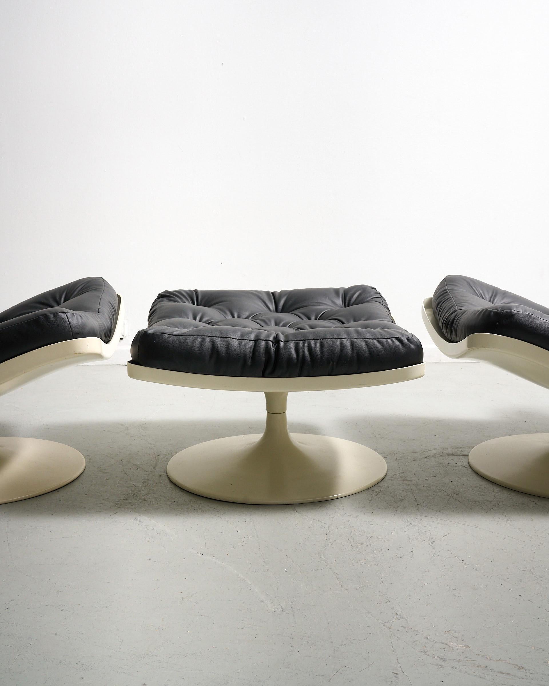 italien Set of 2 swivel lounge chairs with one ottoman by Play IVM en vente