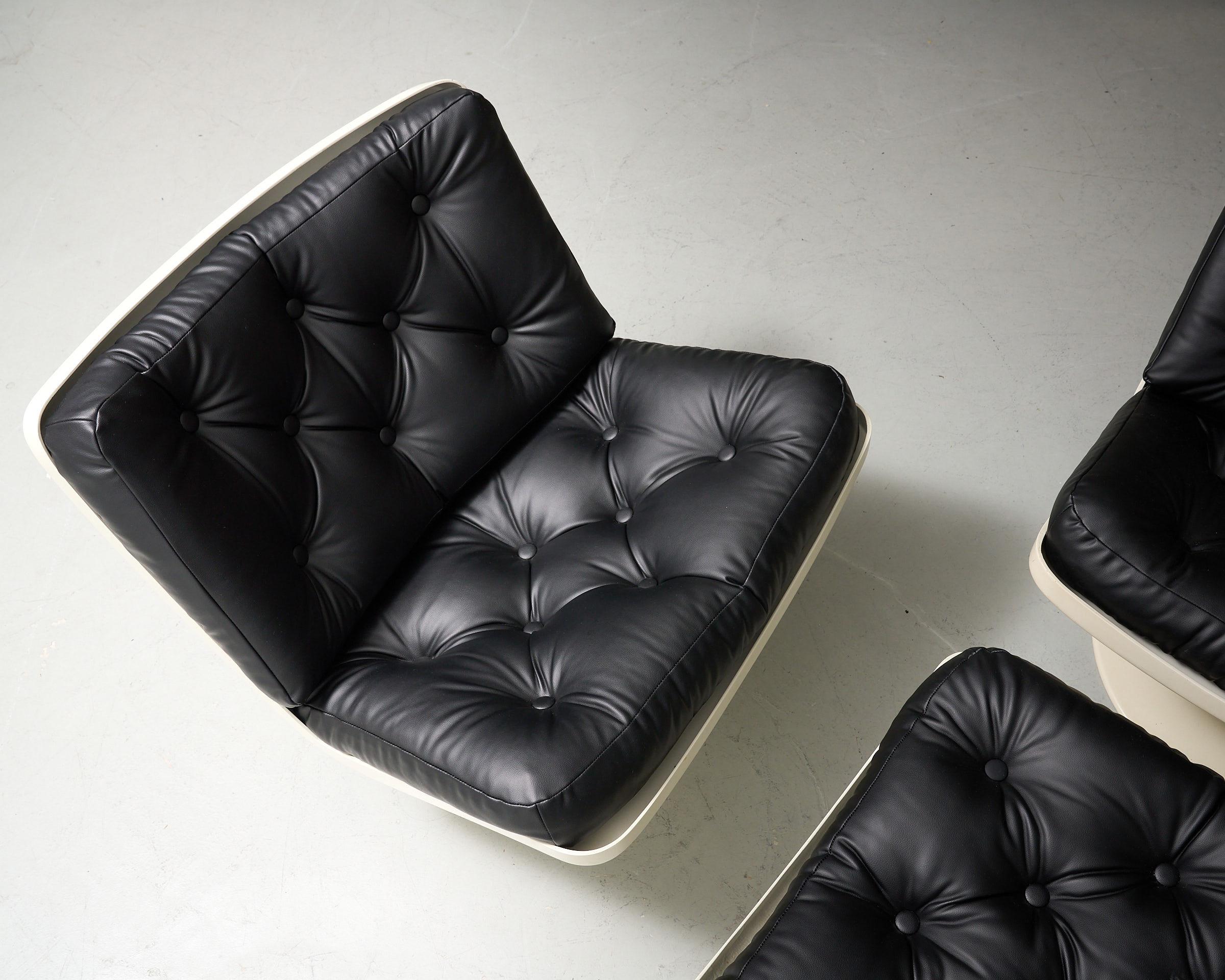 Milieu du XXe siècle Set of 2 swivel lounge chairs with one ottoman by Play IVM en vente