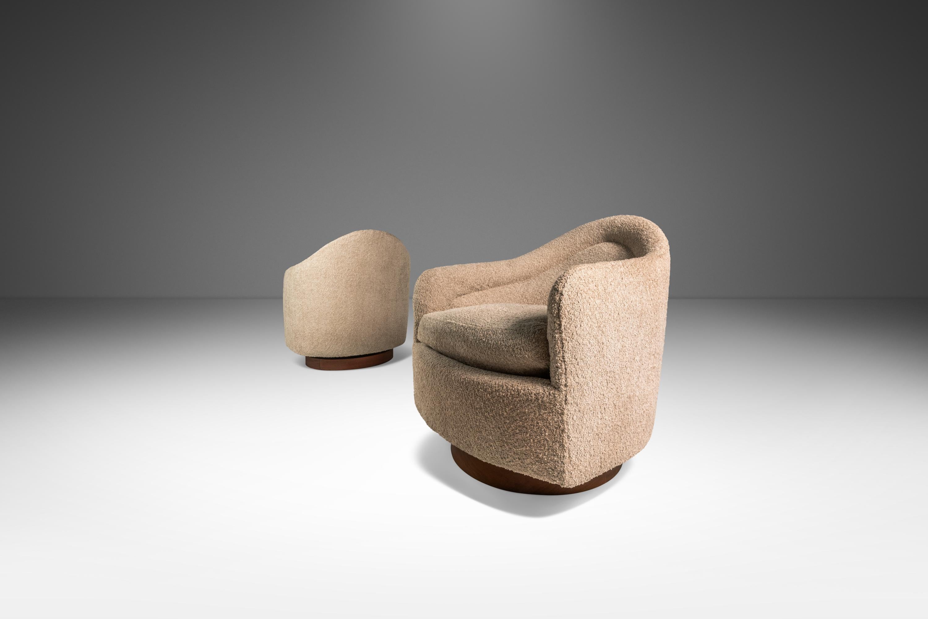 Les sculpturales Swivel Tub Chairs d'Adrian Pearsall pour Craft Associates sont des modèles rares qui ont résisté à l'épreuve du temps et sont parfaits pour les projets de design moderne ou contemporain. Les accoudoirs dramatiquement évasés attirent